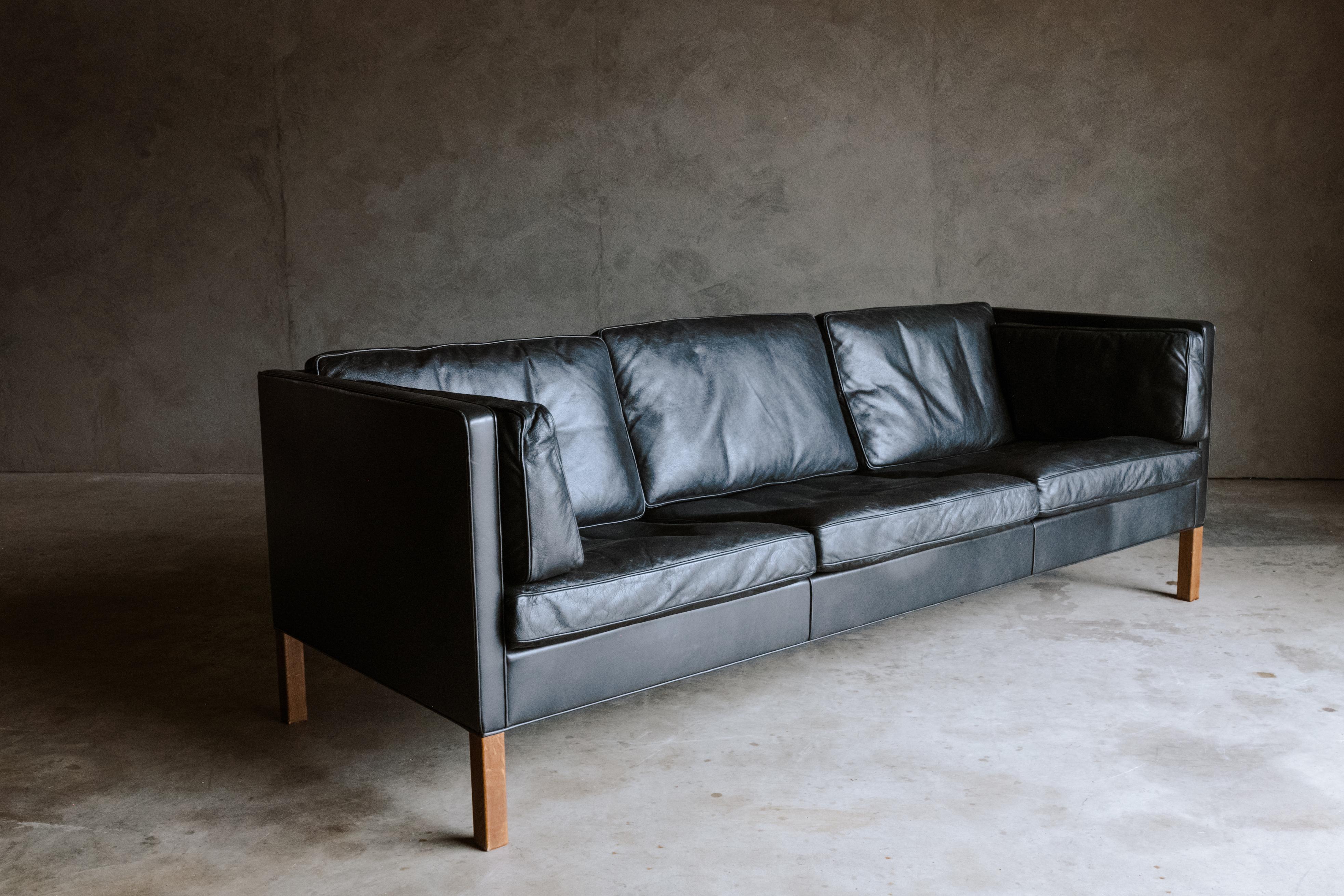 Vintage Børge Mogensen lether sofa From Denmark, Circa 1970. Original thick black leather upholstery with very light wear and use. Manufactured by Fredericia Stolefabrik.