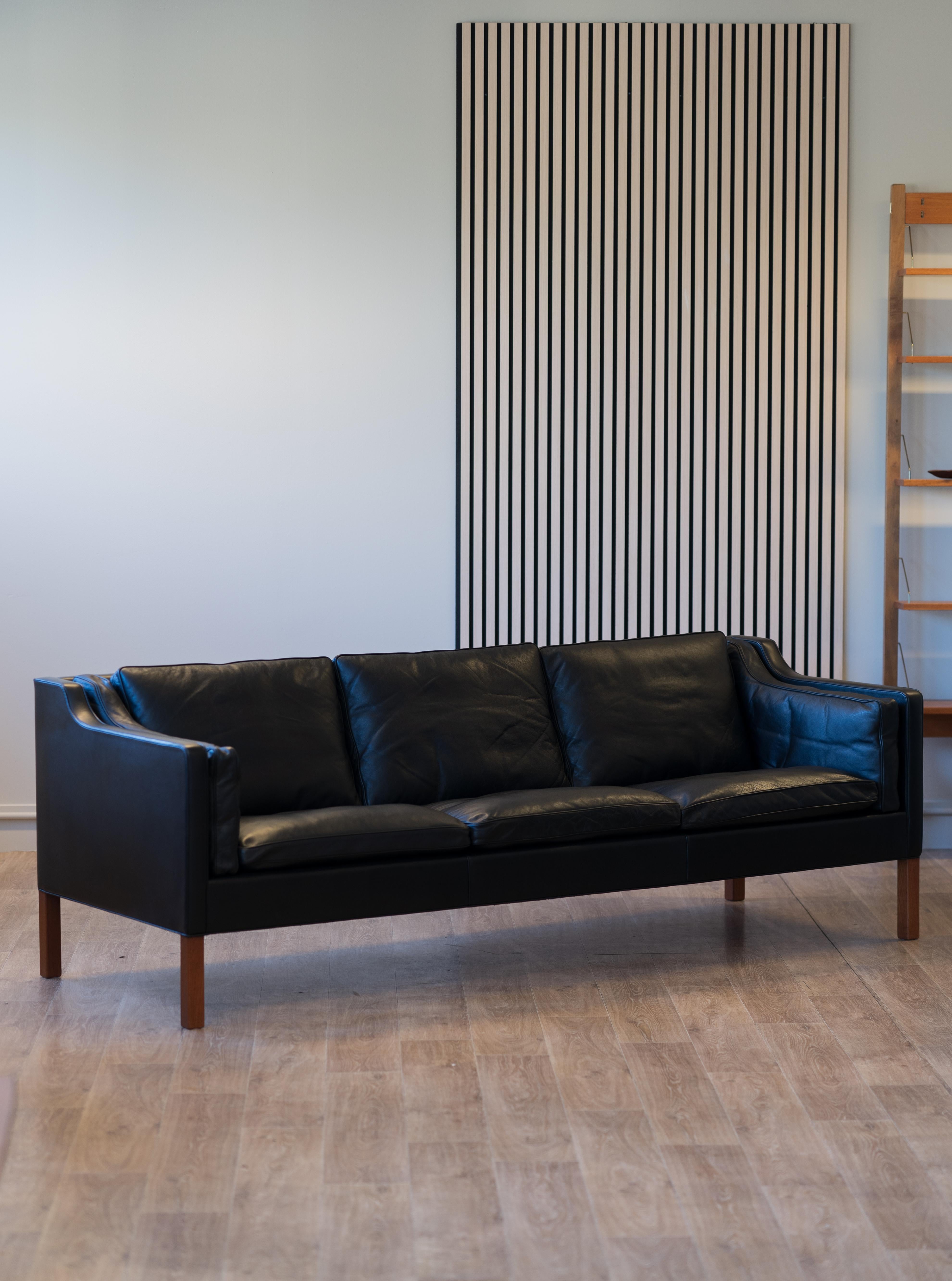 Découvrez l'élégance classique du design danois avec ce canapé trois places emblématique de Børge Mogensen, conçu en 1962 et produit par Fredericia - Modèle 2213. Fabriquée avec une base en teck massif, cette pièce intemporelle incarne la beauté et
