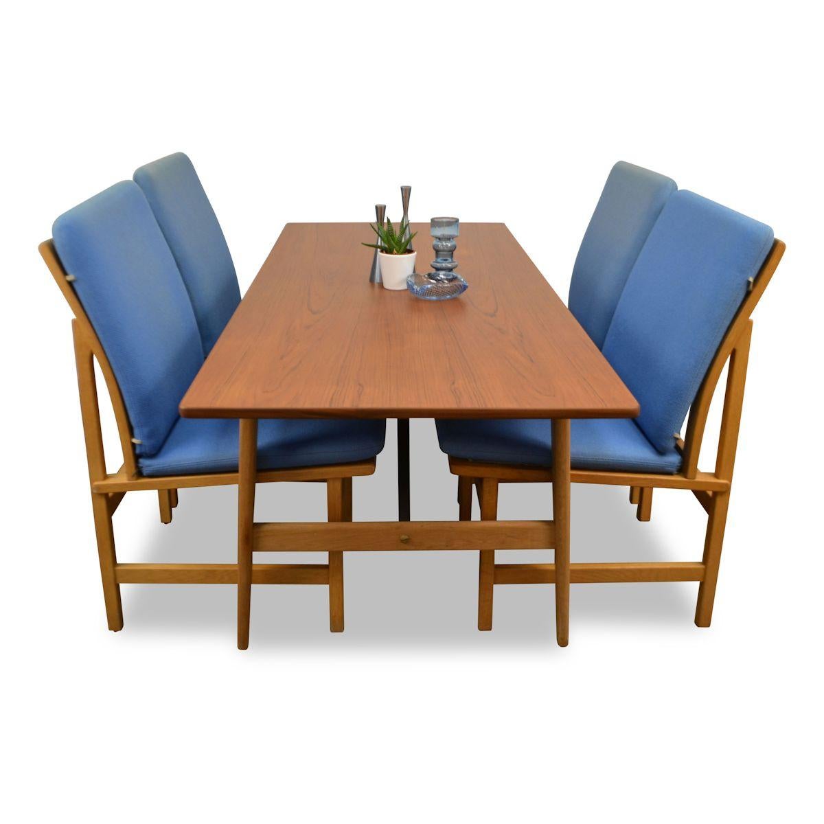 Rare vintage Danish teak/oak lounge dining set, consists of low dining table model 218 and 4 oak lounge chairs #3232 designed by Børge Mogensen for Fredericia. This rare low seating dining set offers you a lot of comfort. The table features a