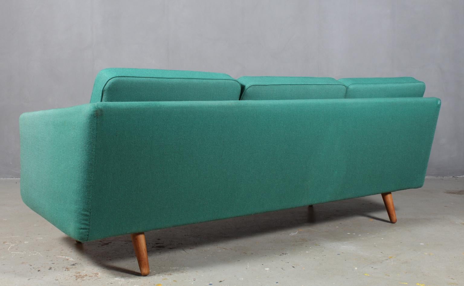 Vintage Børge Mogensen three-seat sofa, original upholstered with Hallingdal wool by Kvadrat, which was designed by Nanna Ditzel.

Legs of oak.

Model 201, made by Fredericia Furniture.

This is the old model 201 which was the first sofa that