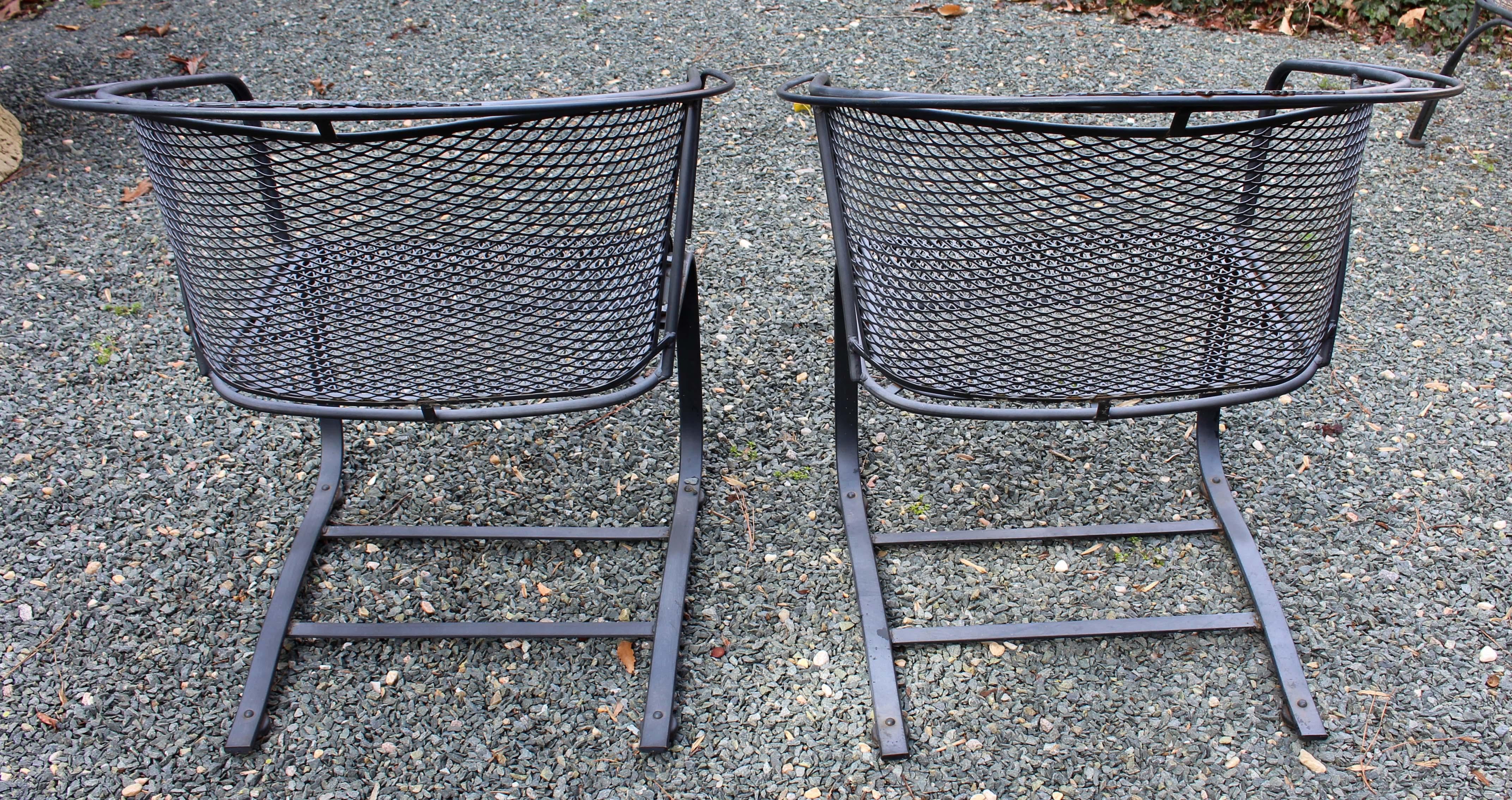 Vintage Briarwood Pattern Table and Chairs by Woodard 3