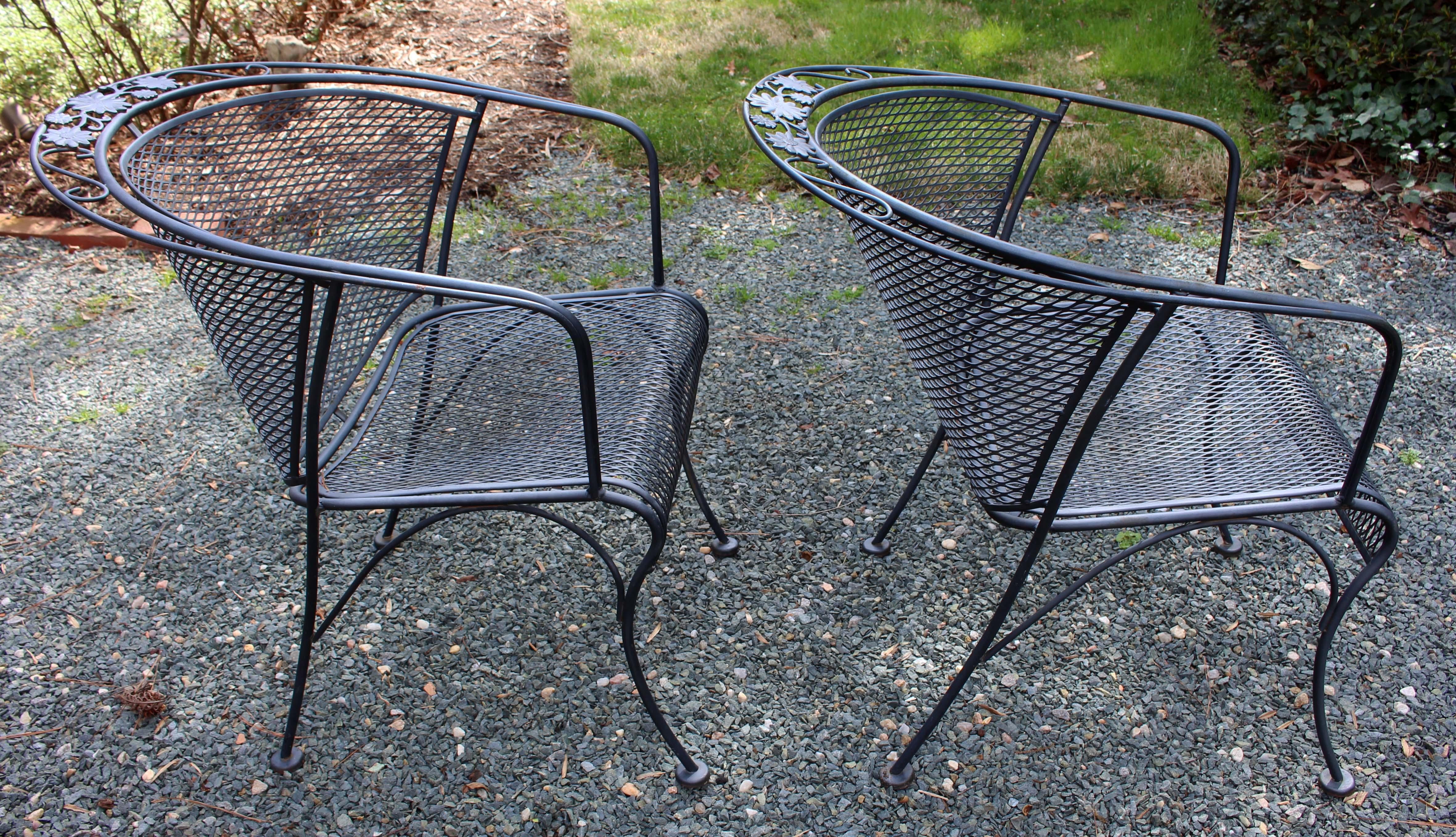 Vintage Briarwood Pattern Table and Chairs by Woodard In Good Condition In Chapel Hill, NC