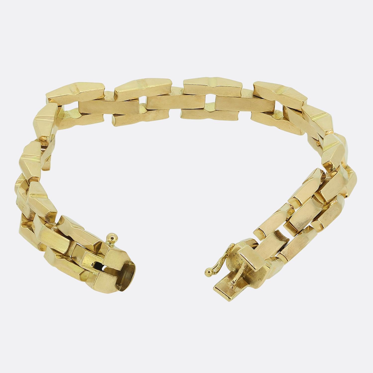 Hier haben wir ein auffälliges Gliederarmband aus warmem 18-karätigem Gelbgold mit einem leichten Rosé-Ton. Das Armband besteht aus einer Reihe offener, klobiger, geometrischer Glieder, die nahtlos ineinander greifen und einen kühnen und