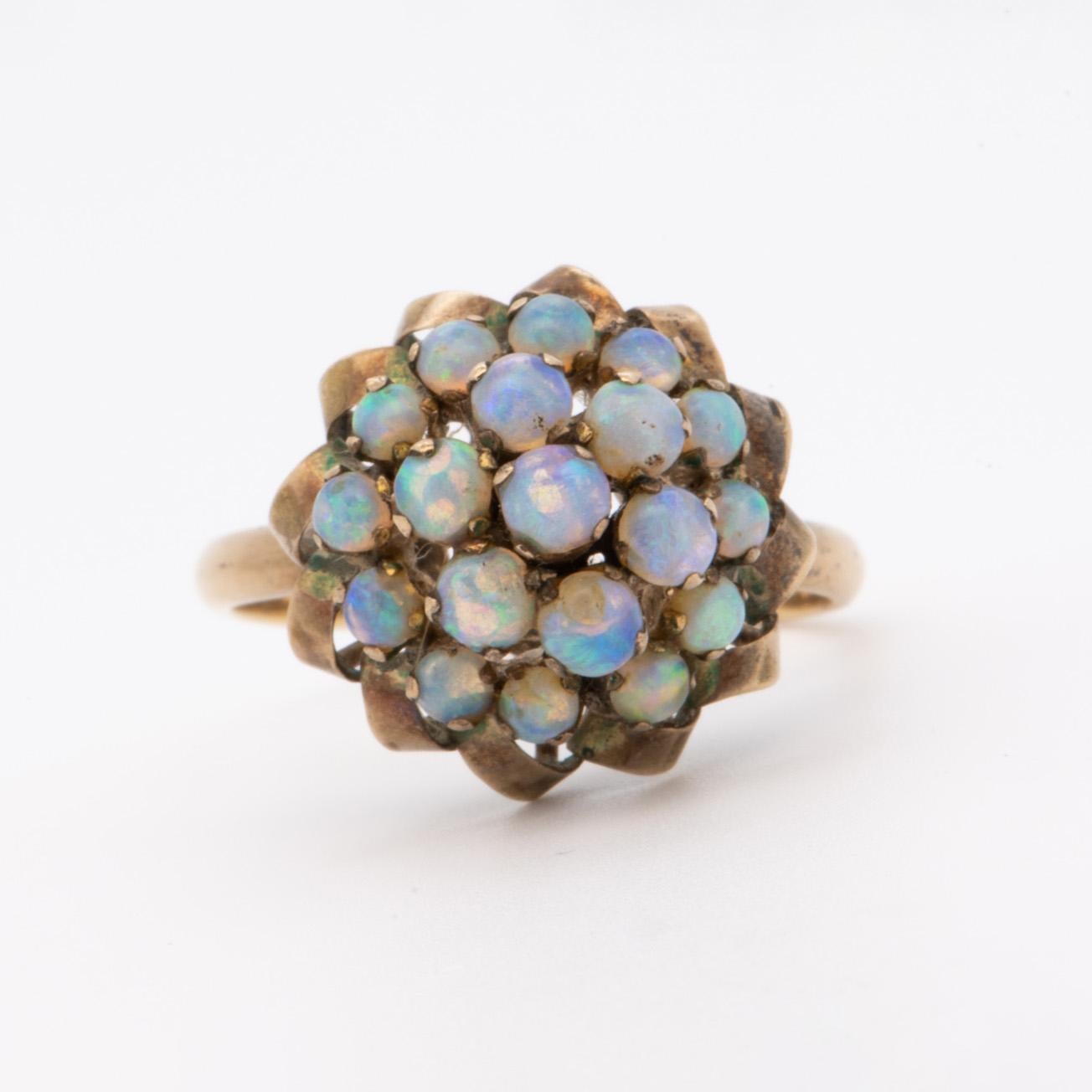 ♥ Un anillo vintage de cúpula alta engastado con ópalos australianos muy brillantes alrededor de la corona
♥ Oro macizo de 14 quilates; el color oscuro que se ve en las fotos es por el desgaste vintage
♥ La cara del anillo mide 15 mm de ancho (en