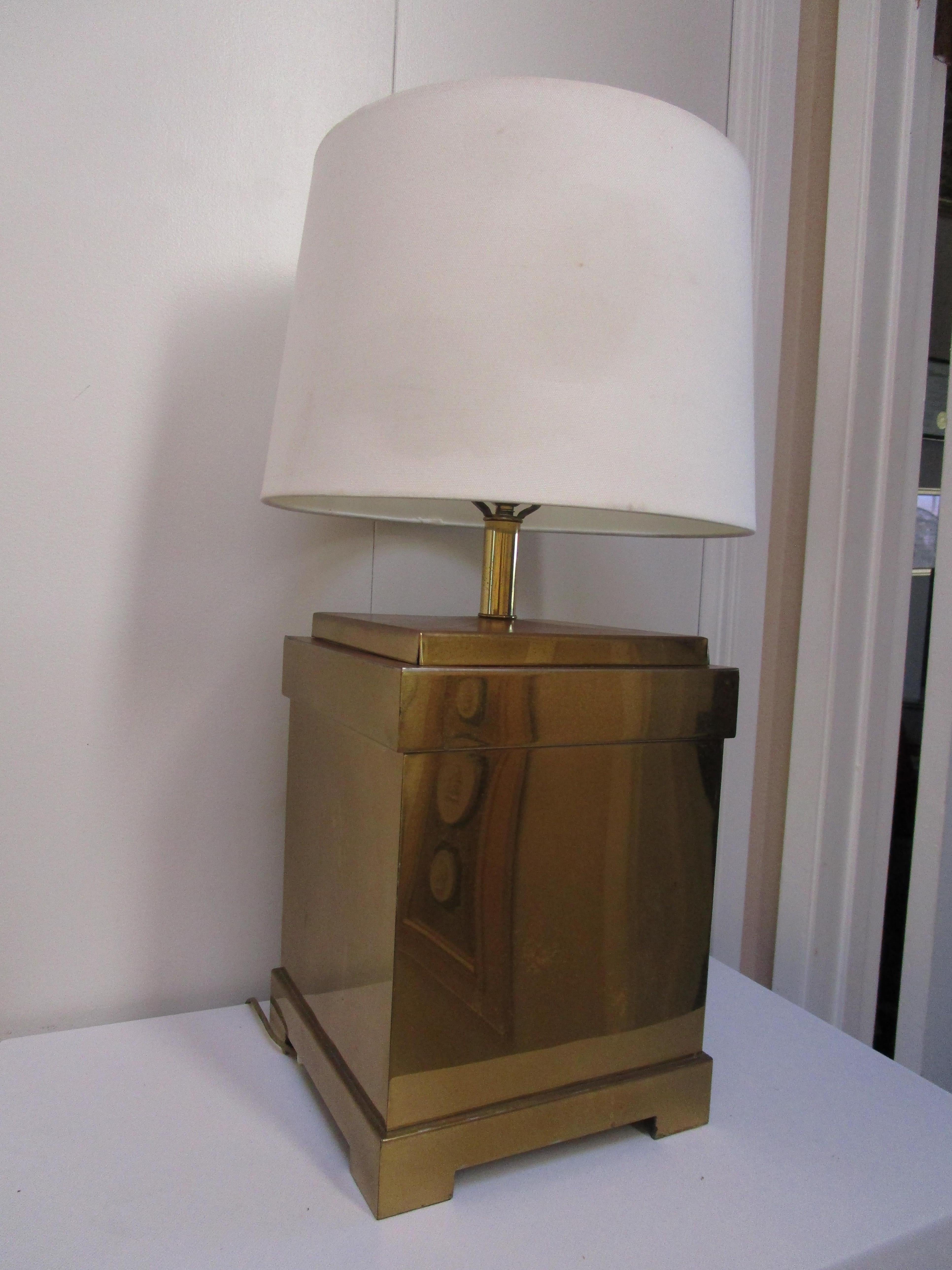 Vintage Bright Brass Cube Remington Table Lamp from Hong Kong In Good Condition For Sale In Lomita, CA