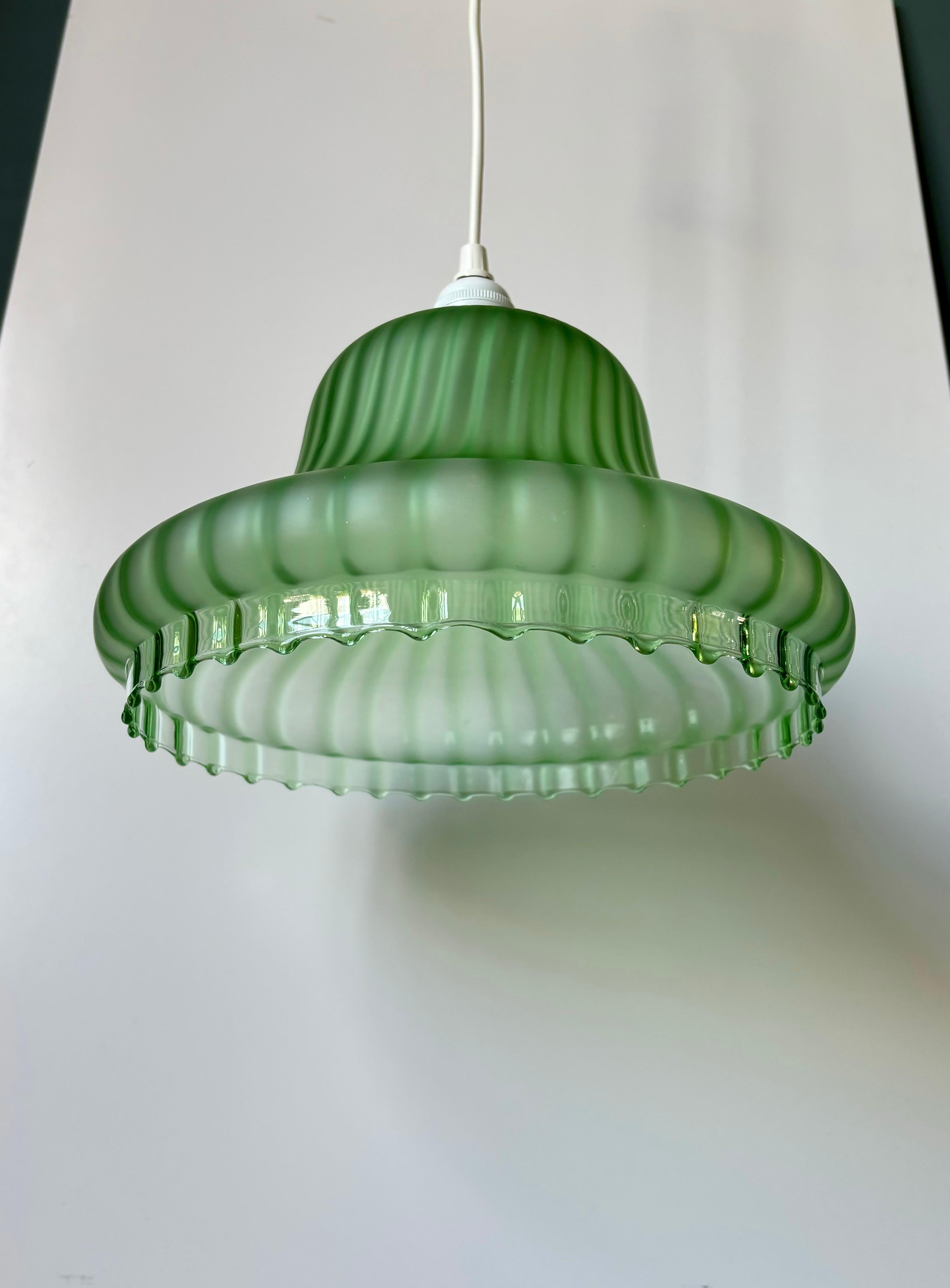 Vintage Bright Green Blown Art Glass Ceiling Light (plafonnier en verre soufflé) en vente 2
