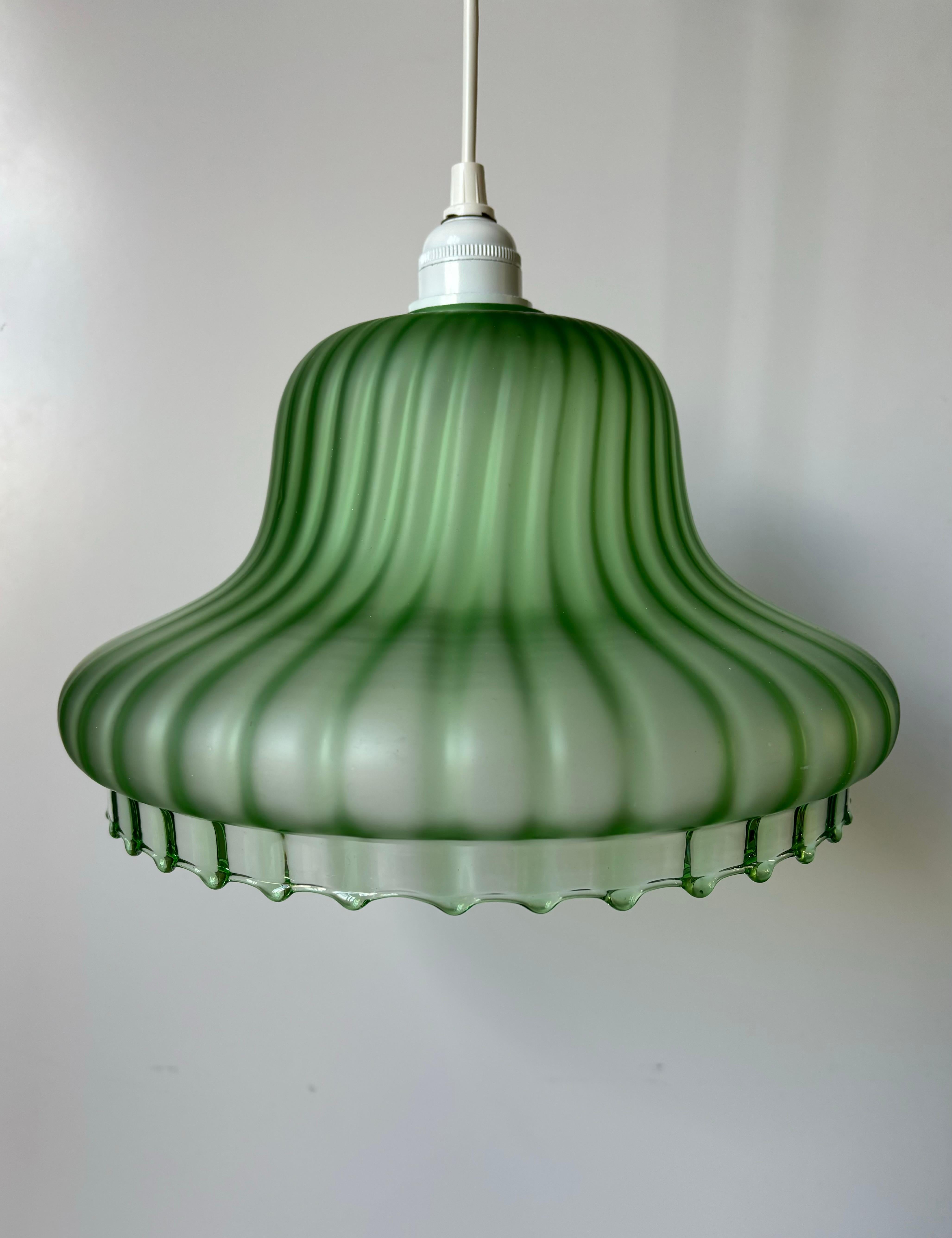 Européen Vintage Bright Green Blown Art Glass Ceiling Light (plafonnier en verre soufflé) en vente