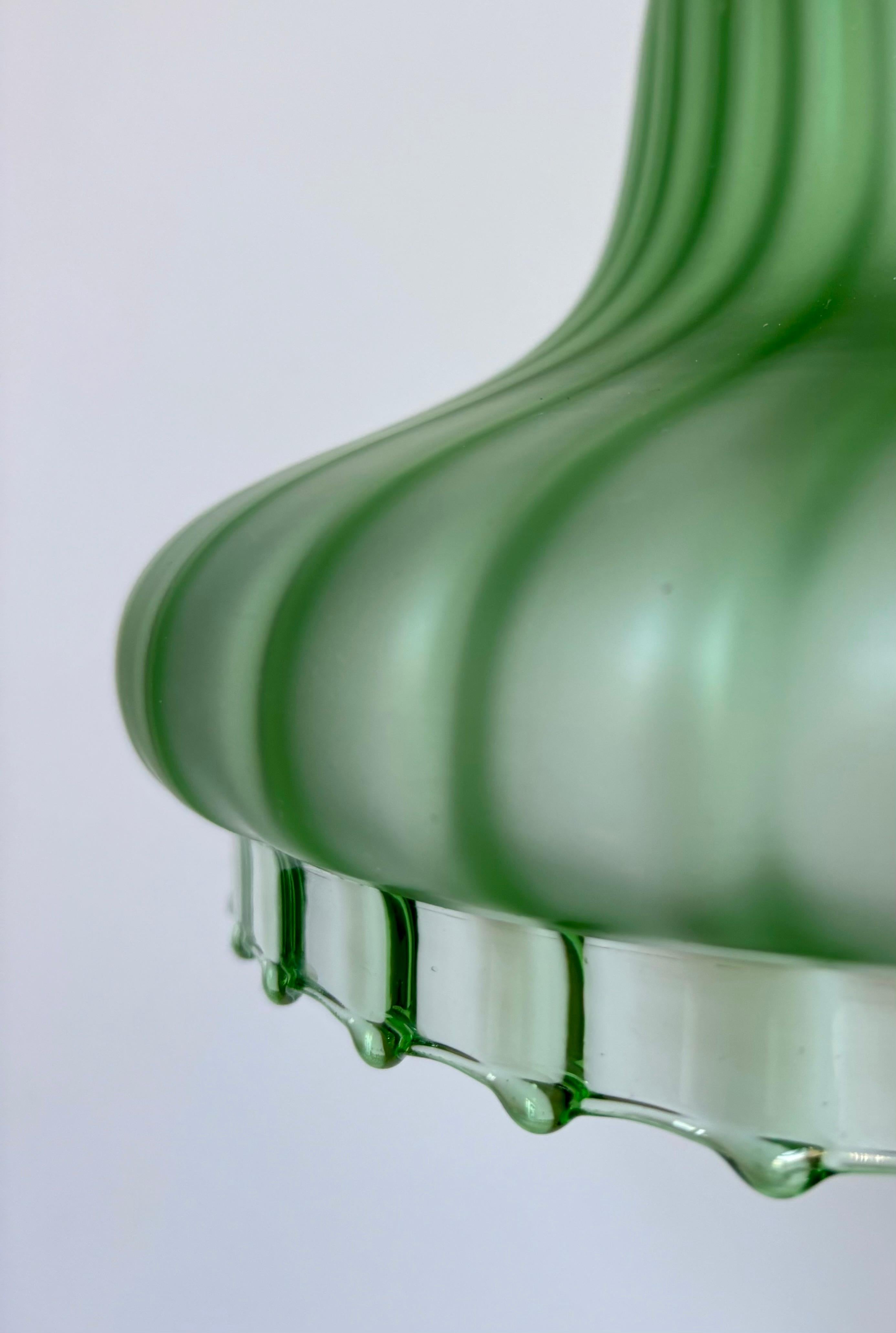 20ième siècle Vintage Bright Green Blown Art Glass Ceiling Light (plafonnier en verre soufflé) en vente