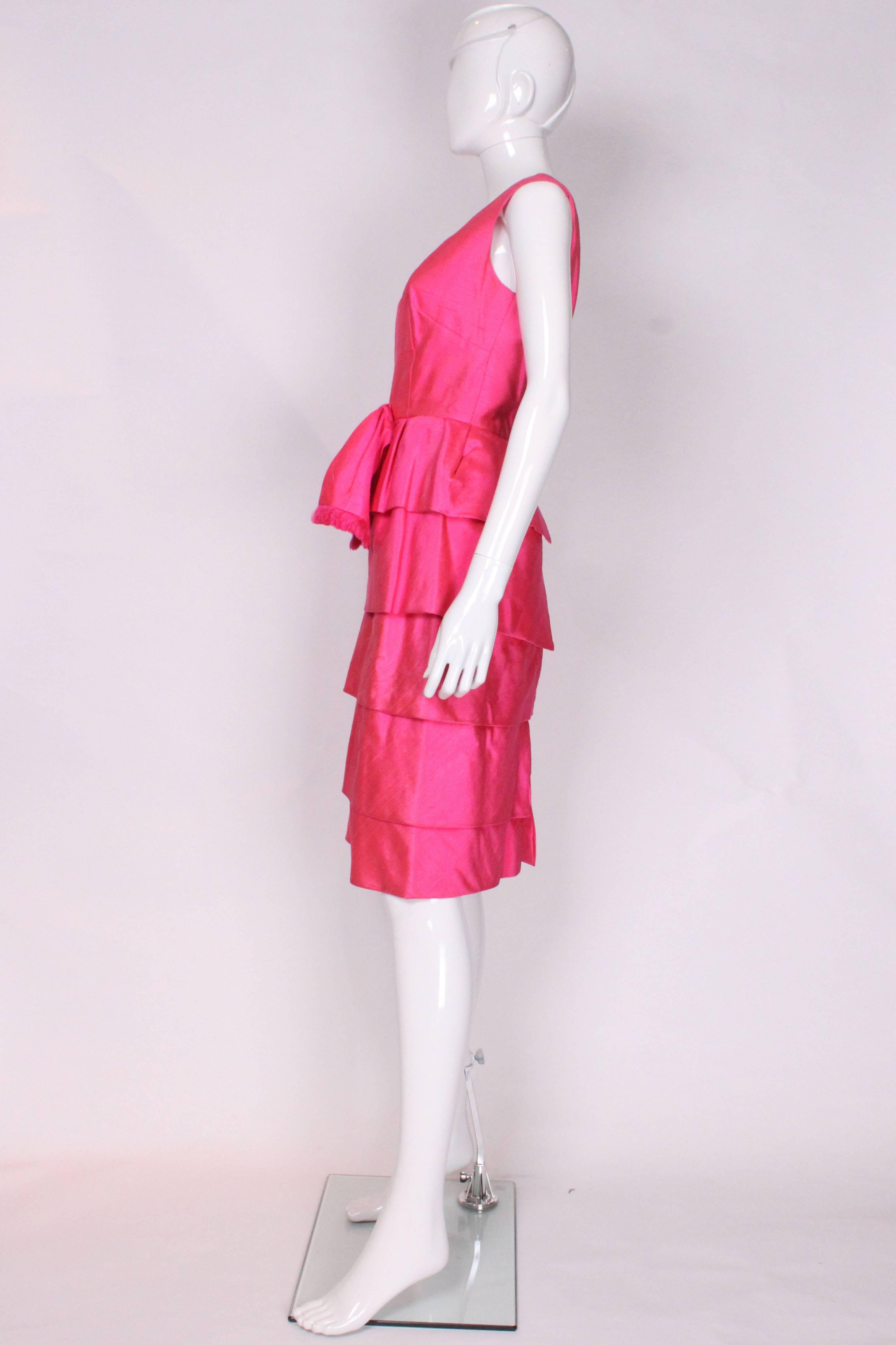 Robe de cocktail vintage en soie brute rose vif Excellent état - En vente à London, GB