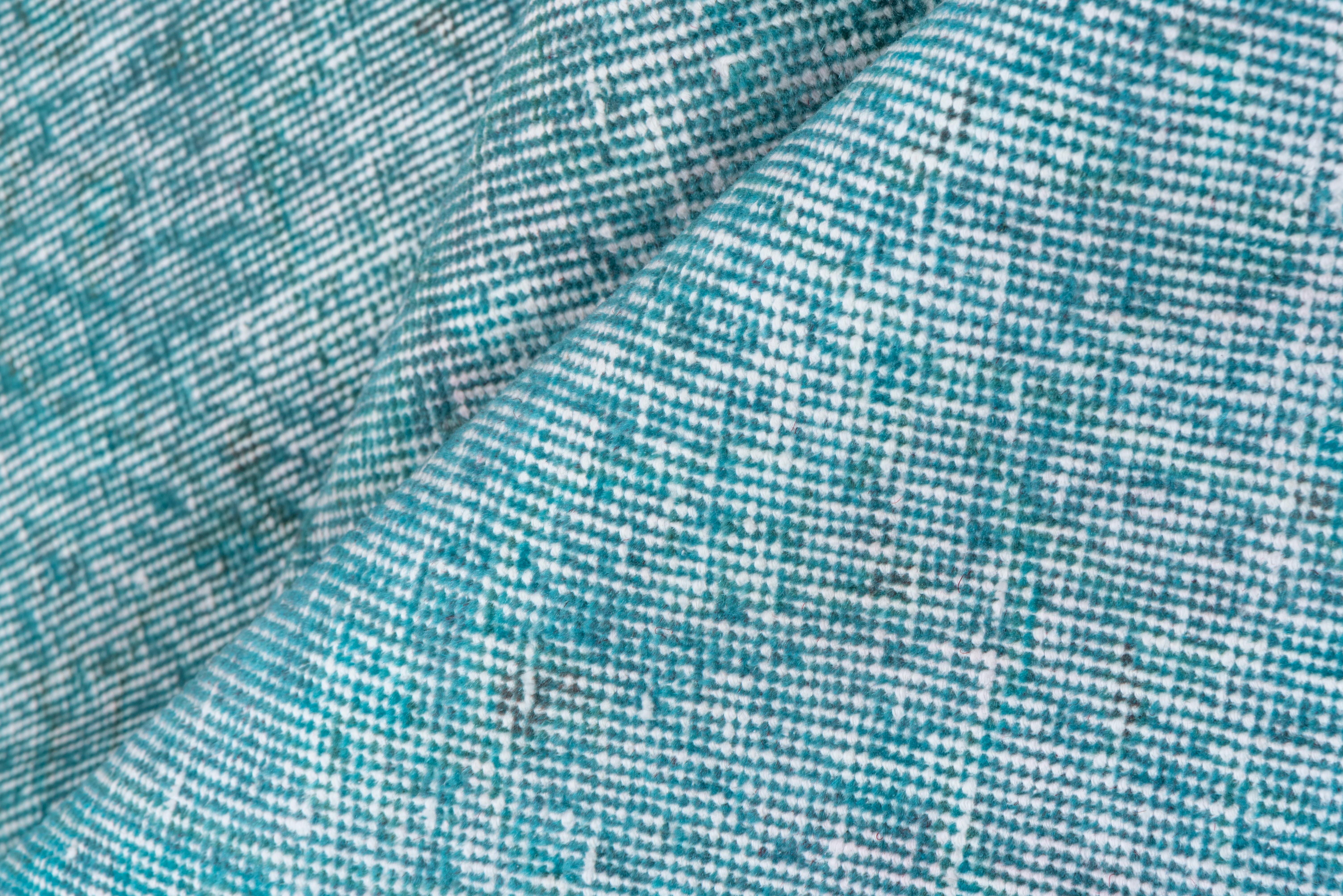 Dieser leuchtend türkisfarbene, durchgefärbte Teppich hat ein Muster, das durch die Abnutzung jenseits der allgemeinen Notlage definiert ist. Vertikale und horizontale, gebrochen weiße Streifen kreuzen sich in der Nähe der Mitte.
