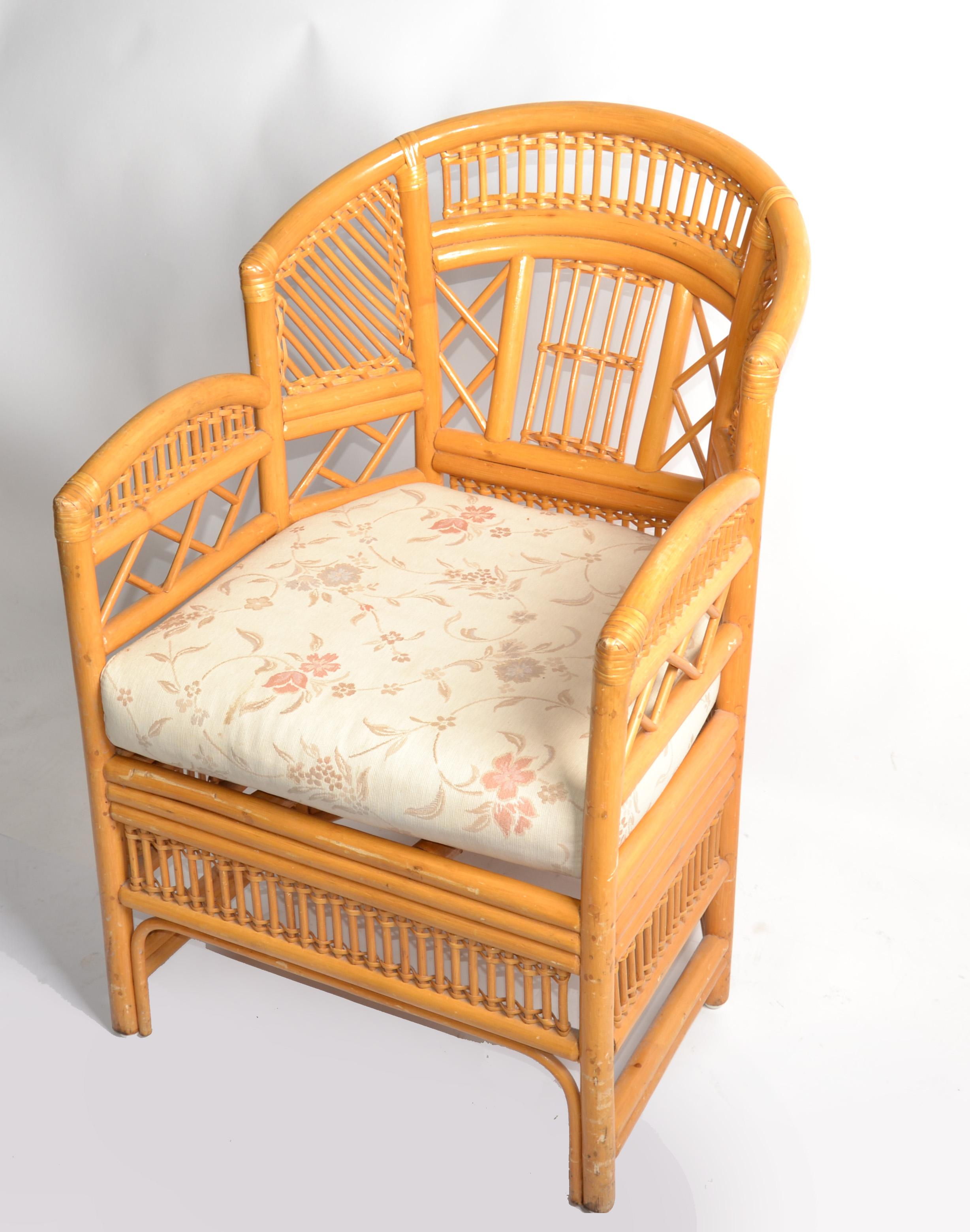 Blonder Vintage-Sessel aus Bambus, Rohrgeflecht und gespaltenem Schilfrohr auf sechs Beinen. Dieser handgefertigte Stuhl mit Sitz aus geflochtenem Schilfrohr verfügt über einen Bambusrahmen und chinesisch inspirierte Bambusmuster.
Die Rückenlehnen