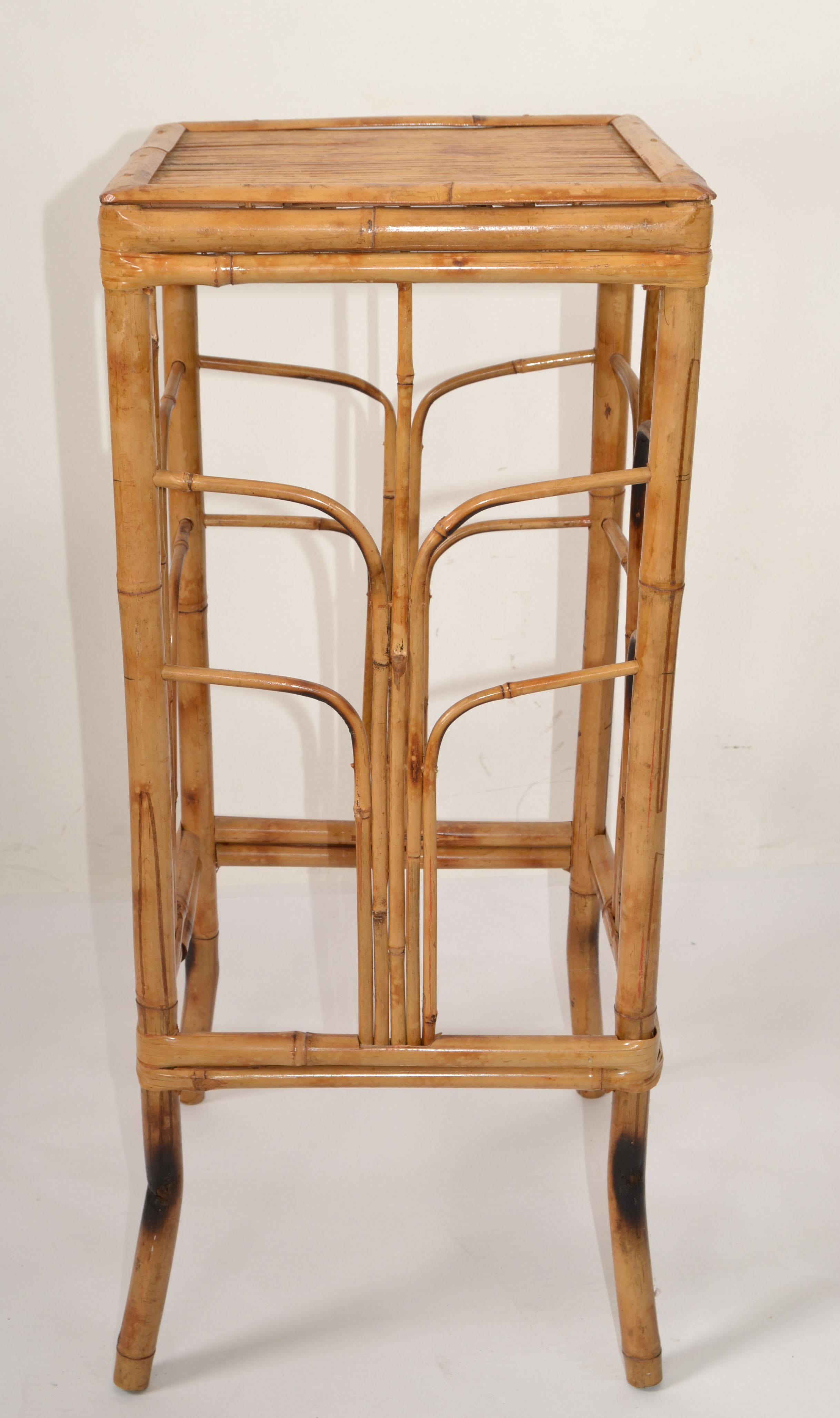 Vintage Brighton Chinoiserie Ratán Bambú Quemado Mesa auxiliar de pie Columna en venta 6