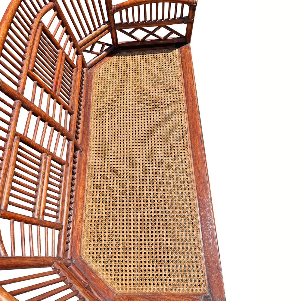 Vintage Brighton Pavilion Bench in Cane Bamboo Rattan Chinoiserie Style

Ce superbe banc vintage Brighton Pavilion dégage un charme intemporel avec son élégante construction en canne, bambou et rotin dans un style Chinoiserie classique. Mélange