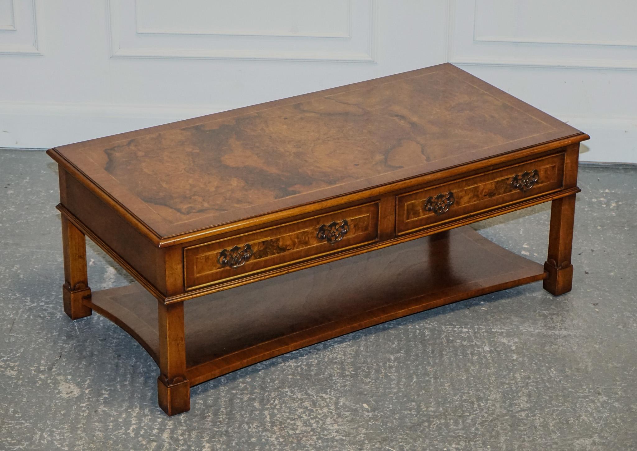 
Nous sommes ravis d'offrir à la vente cette superbe table basse en ronce de noyer Brights Of Nettlebed.

Une belle table basse solide et bien faite a quelques marques de surface ici comme n'importe quel article vintage ou antique aurait.

Veuillez