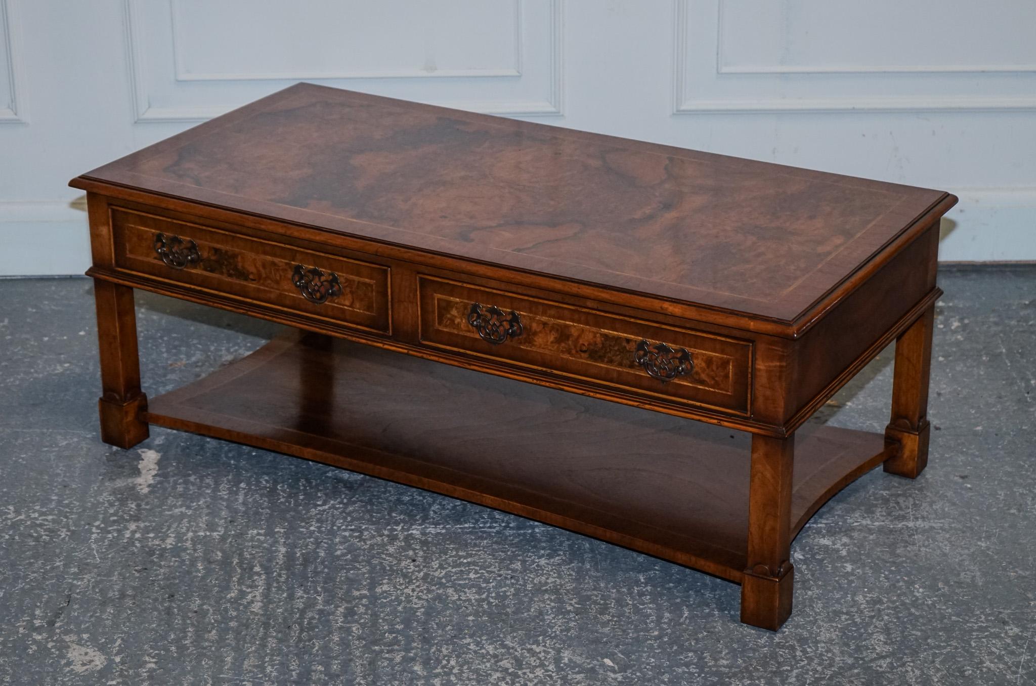 Britannique Table de coiffeuse NETTLEBED BURR WALNUT VINTAGE BRIGHTS OF NETTLEBED BURR WALNUT avec deux rallonges en vente