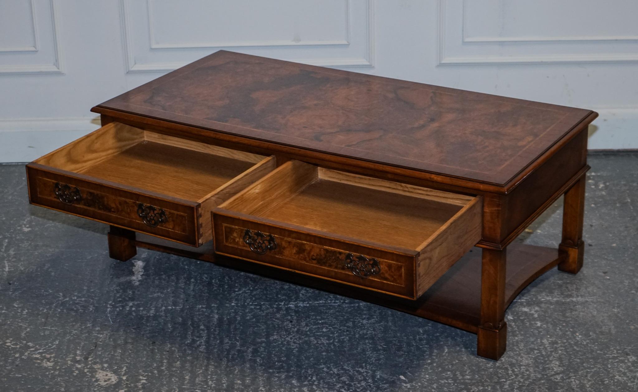 Fait main Table de coiffeuse NETTLEBED BURR WALNUT VINTAGE BRIGHTS OF NETTLEBED BURR WALNUT avec deux rallonges en vente