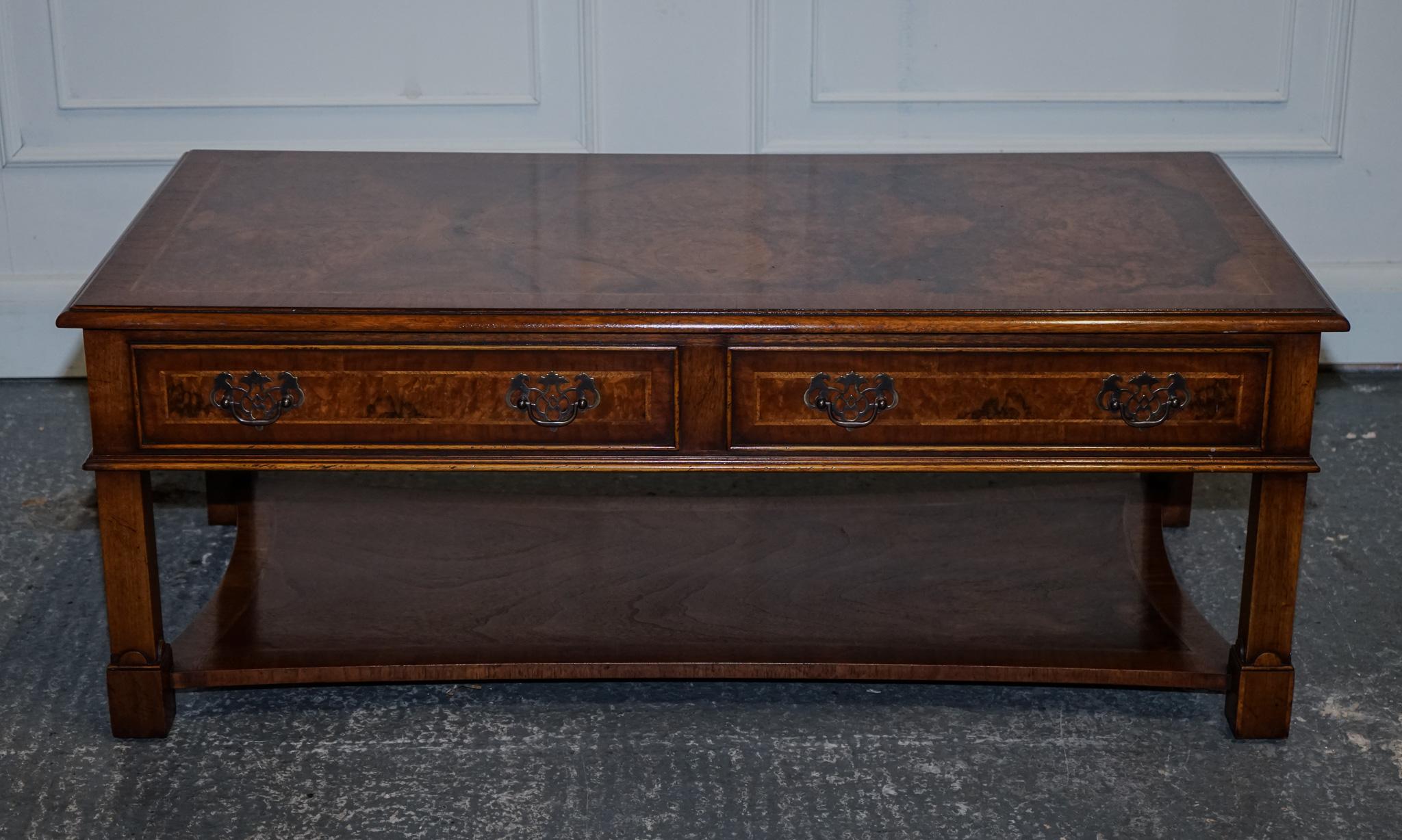 Table de coiffeuse NETTLEBED BURR WALNUT VINTAGE BRIGHTS OF NETTLEBED BURR WALNUT avec deux rallonges Bon état - En vente à Pulborough, GB