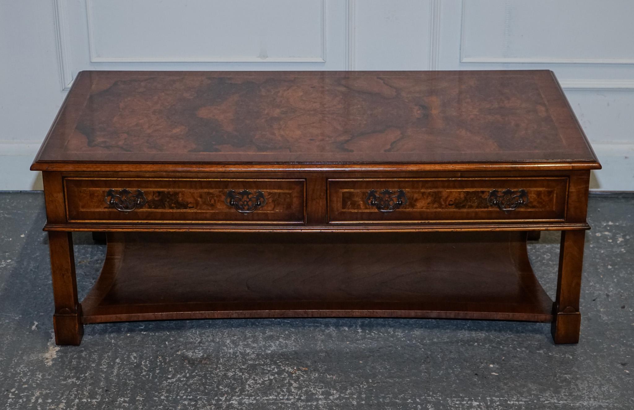 20ième siècle Table de coiffeuse NETTLEBED BURR WALNUT VINTAGE BRIGHTS OF NETTLEBED BURR WALNUT avec deux rallonges en vente