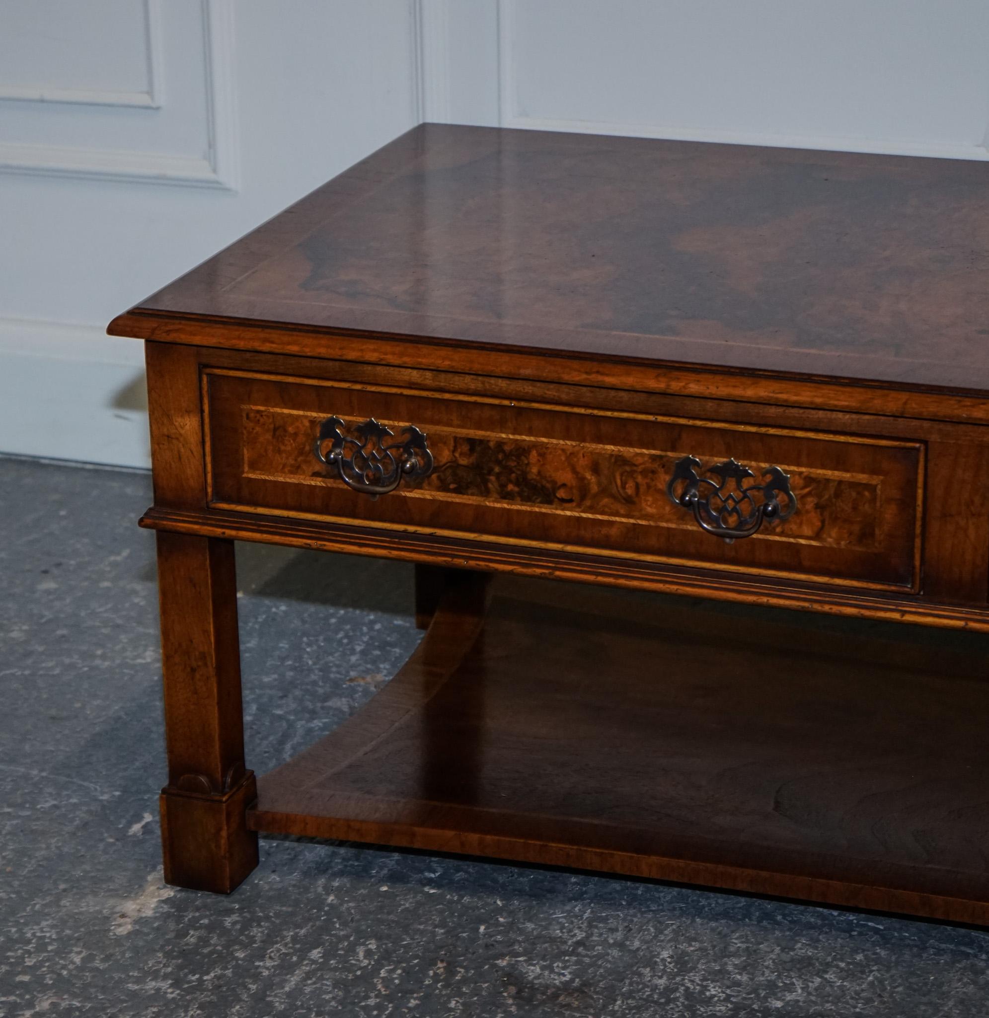 Noyer Table de coiffeuse NETTLEBED BURR WALNUT VINTAGE BRIGHTS OF NETTLEBED BURR WALNUT avec deux rallonges en vente