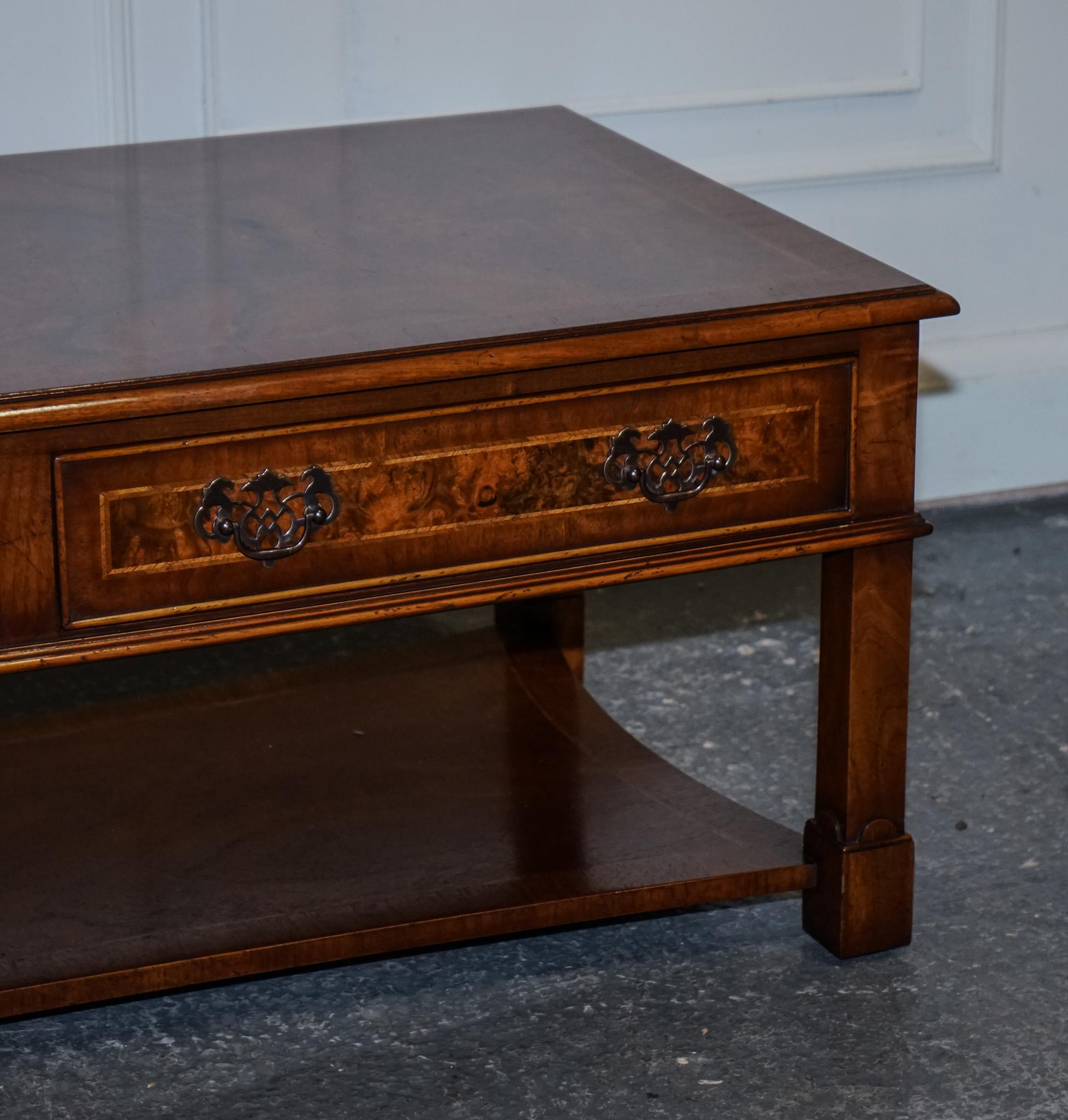 Table de coiffeuse NETTLEBED BURR WALNUT VINTAGE BRIGHTS OF NETTLEBED BURR WALNUT avec deux rallonges en vente 1