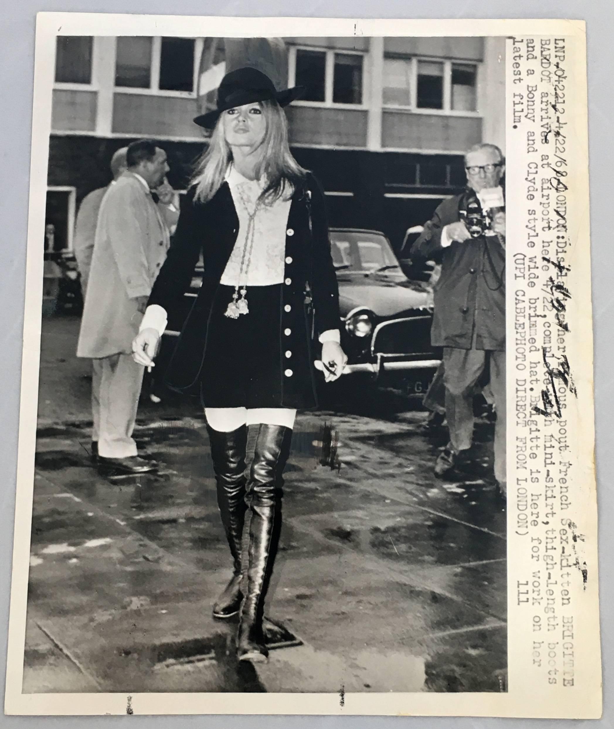 Vintage Brigitte Bardot press photo, circa early 1970s.

Measures: 6 x 9 inches
Good condition.

Related categories:
Jean Luc Godard. French New Wave. Jane Birkin. 
Francoise Hardy. Serge Gainsbourg. Raymond Cauchetier.