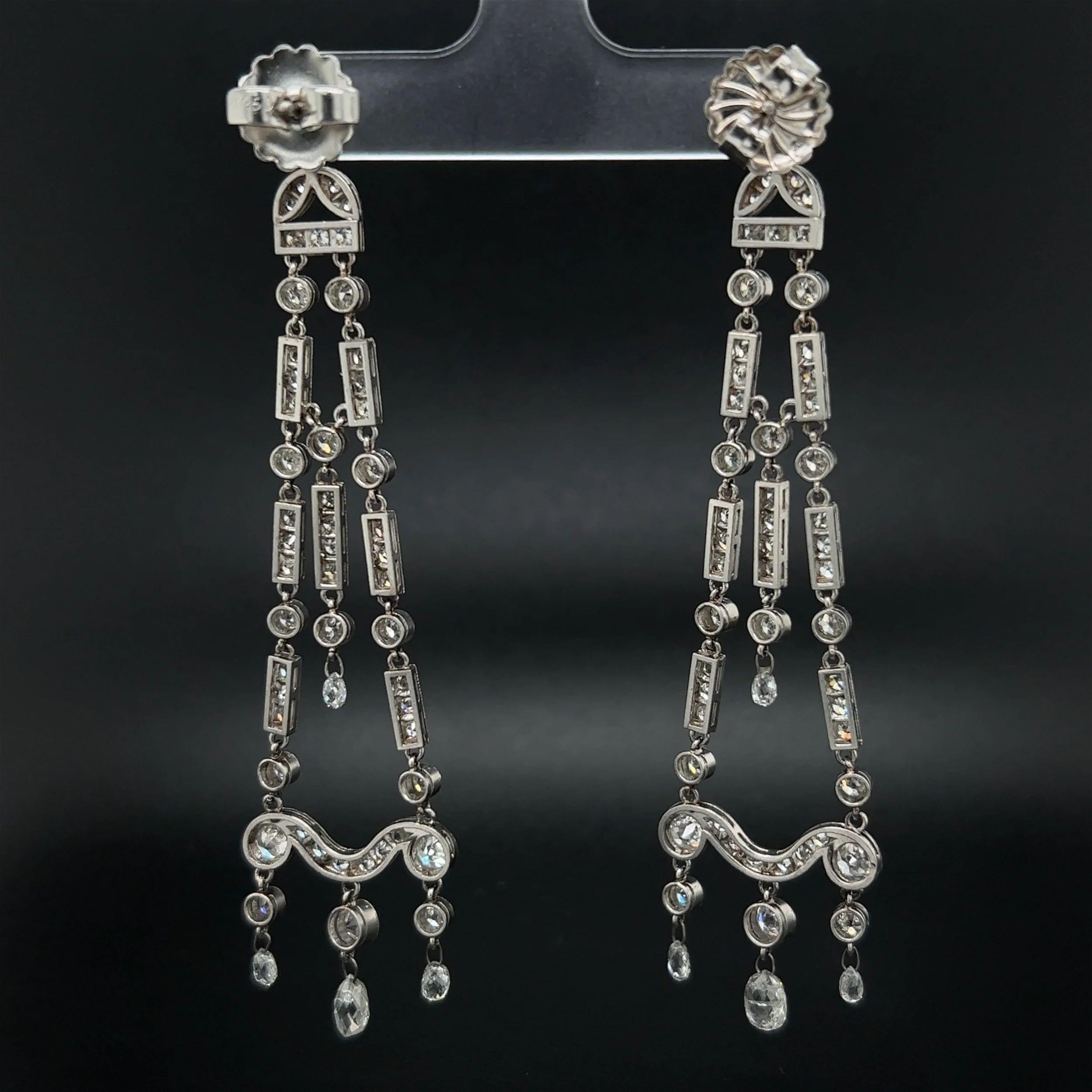 Vintage Briolette Diamond and OEC Diamond Platinum Chandelier Earrings Estate In Excellent Condition For Sale In Montreal, QC