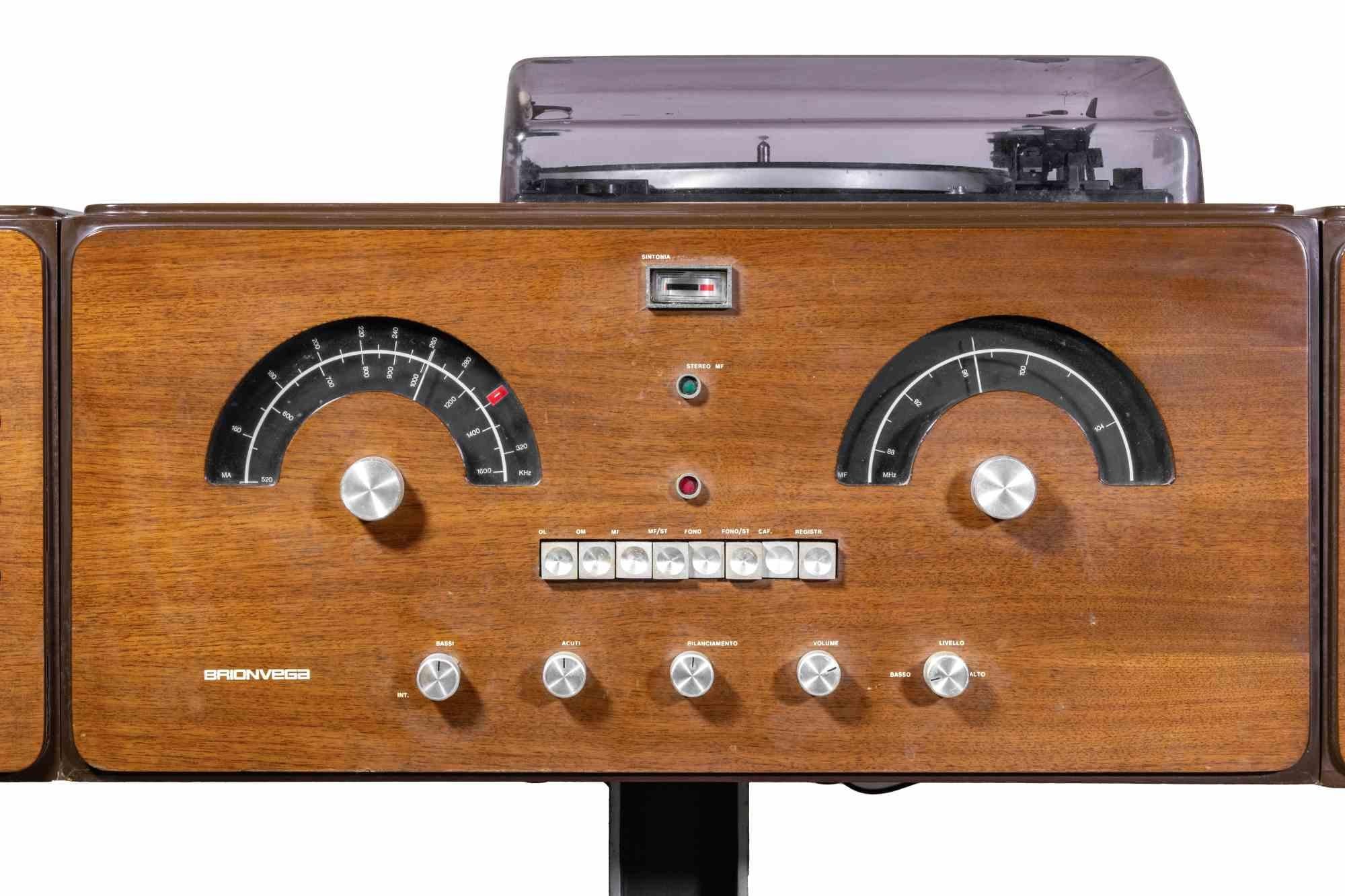 Radiofonógrafo vintage Brionvega RR126 realizado por Achille and Pier Giacomo Castiglioni.

El modelo RR126 fue diseñado por los hermanos Castiglioni en 1964, encargado y posteriormente fabricado por la empresa italiana de electrónica