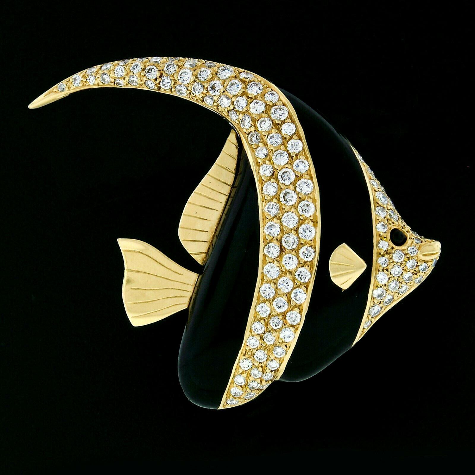 This statement vintage pin brooch was designed and crafted in England from solid 18k yellow gold. It features an absolutely heart warming and unique Moorish Idol fish design. Just like the real fish, this brooch stands out in contrasting bands of