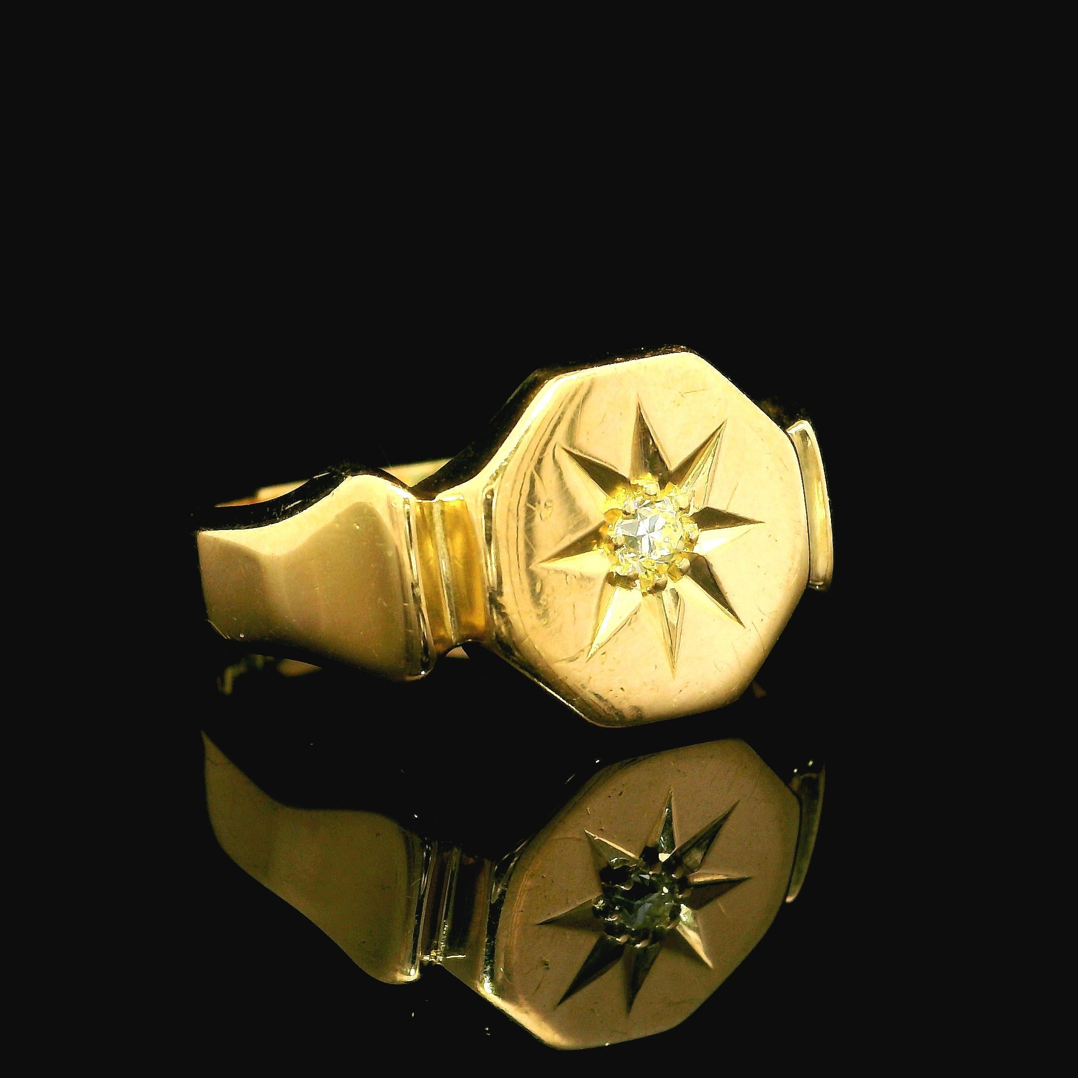 Vintage British 18k Yellow Gold Star Pave Diamond Hexagonal Signet Band Ring In Excellent Condition In Montclair, NJ