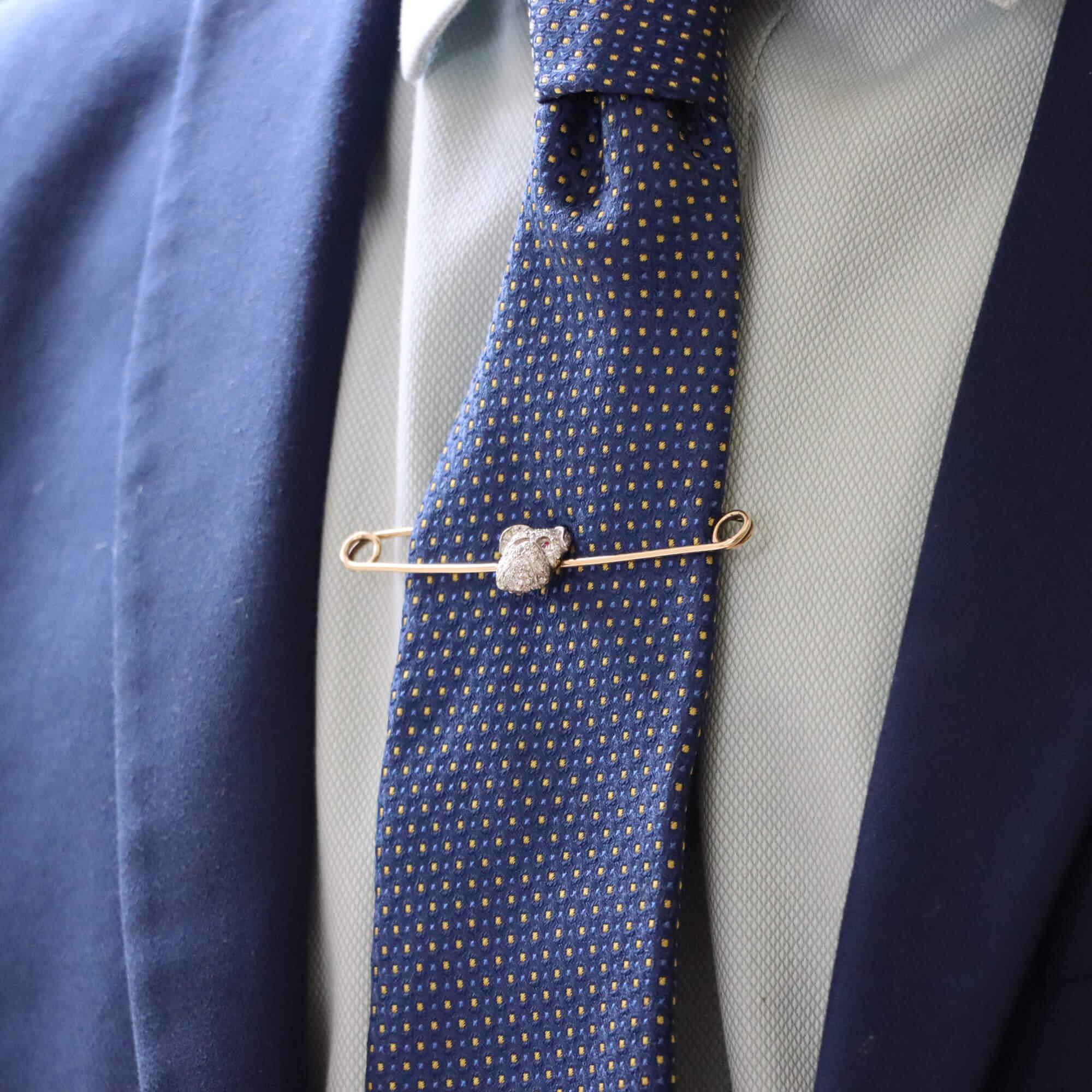 Rétro Spilla d'epoca con diamante e rubino a forma di barretta del Bulldog Inglese in oro in vendita