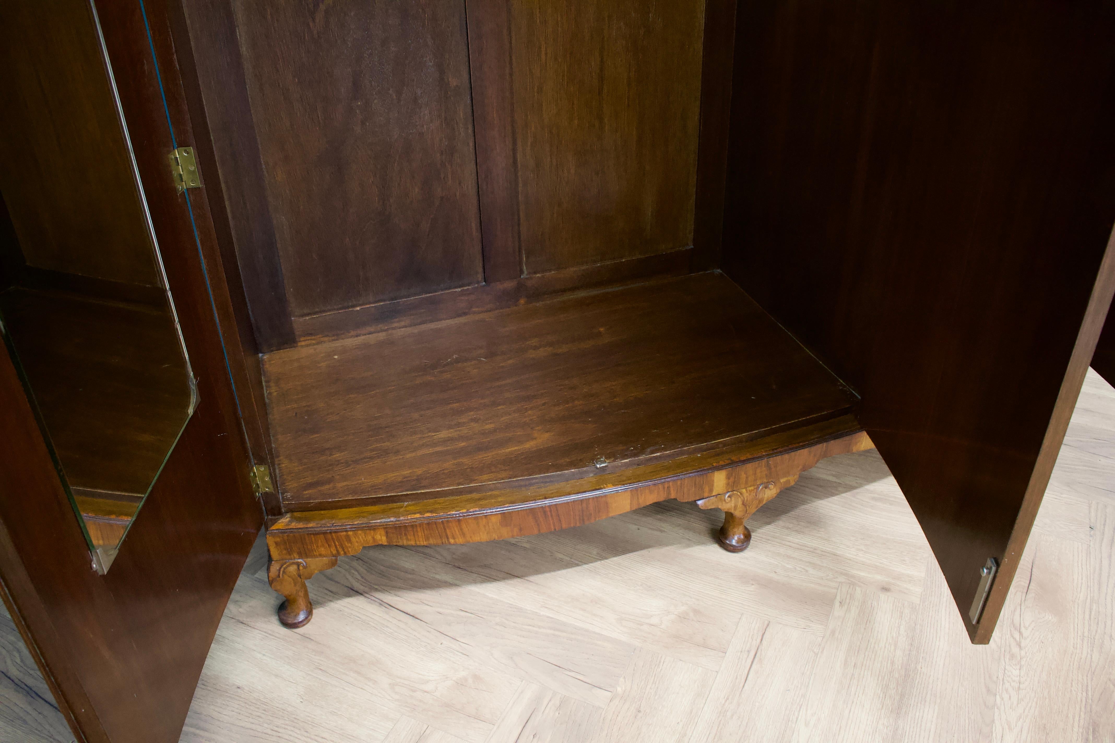 Vintage British Burr Compactum Walnut Wardrobe, 1920s in vendita 5