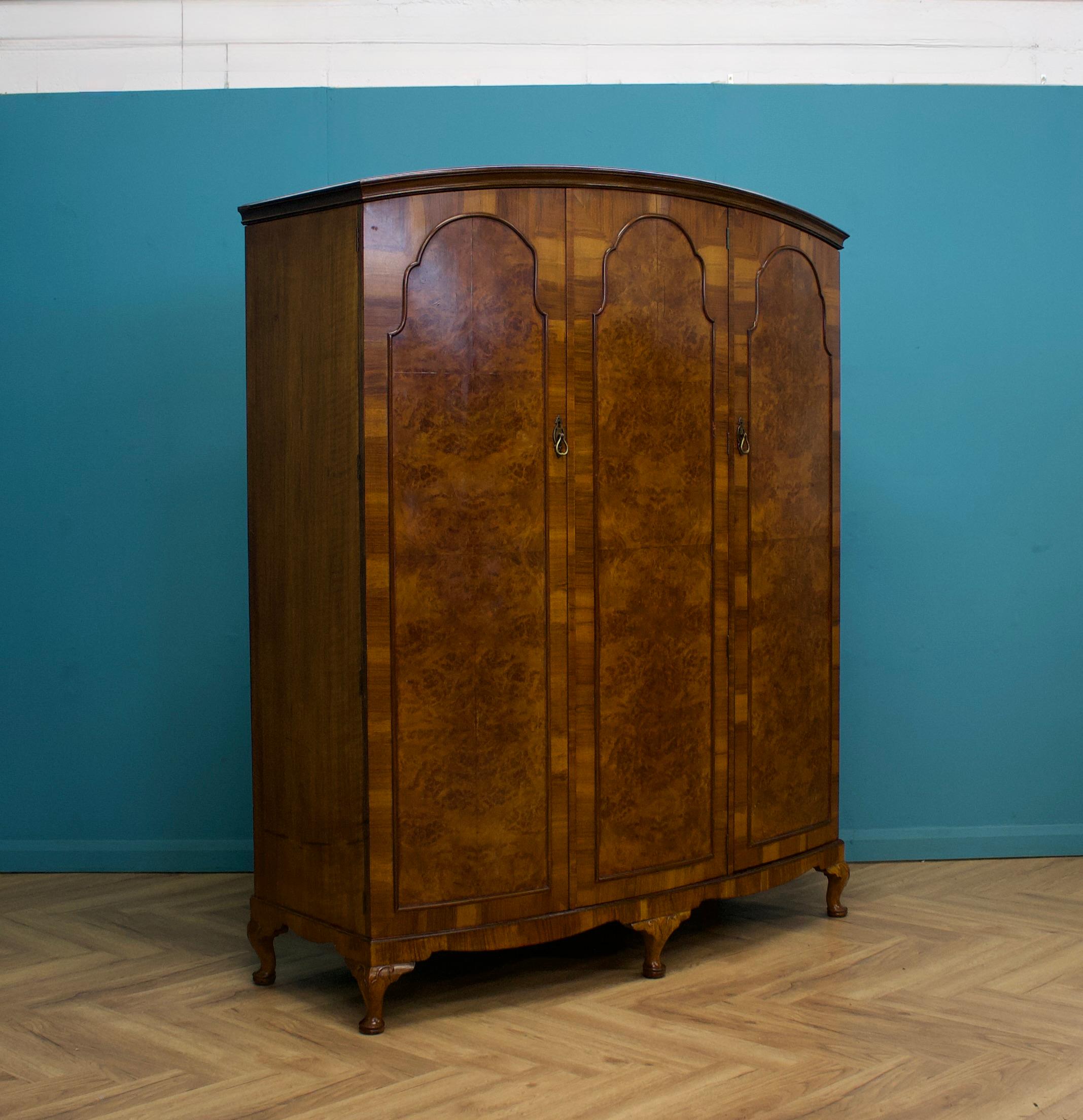Britannico Vintage British Burr Compactum Walnut Wardrobe, 1920s in vendita