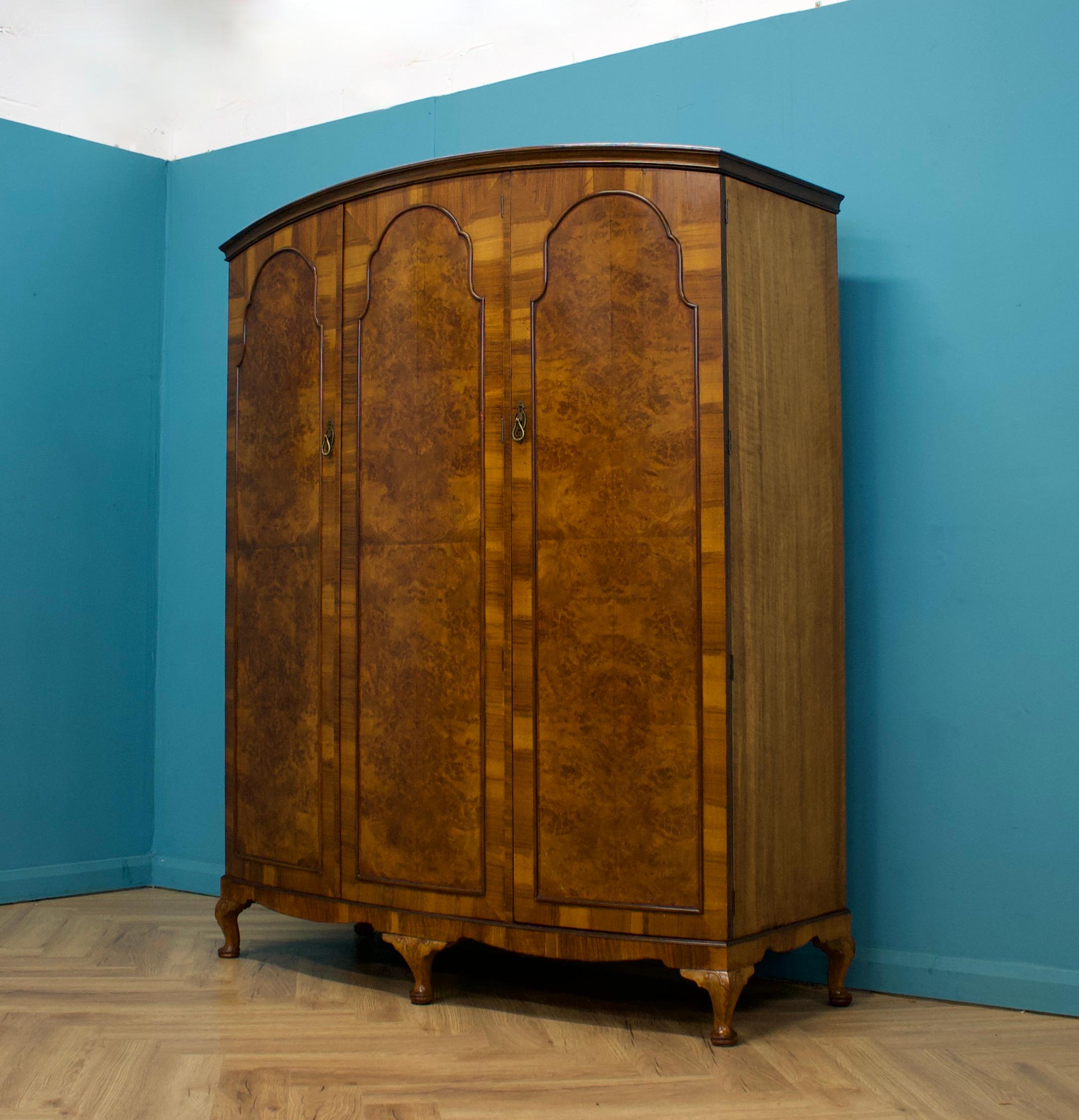 Impiallacciato Vintage British Burr Compactum Walnut Wardrobe, 1920s in vendita