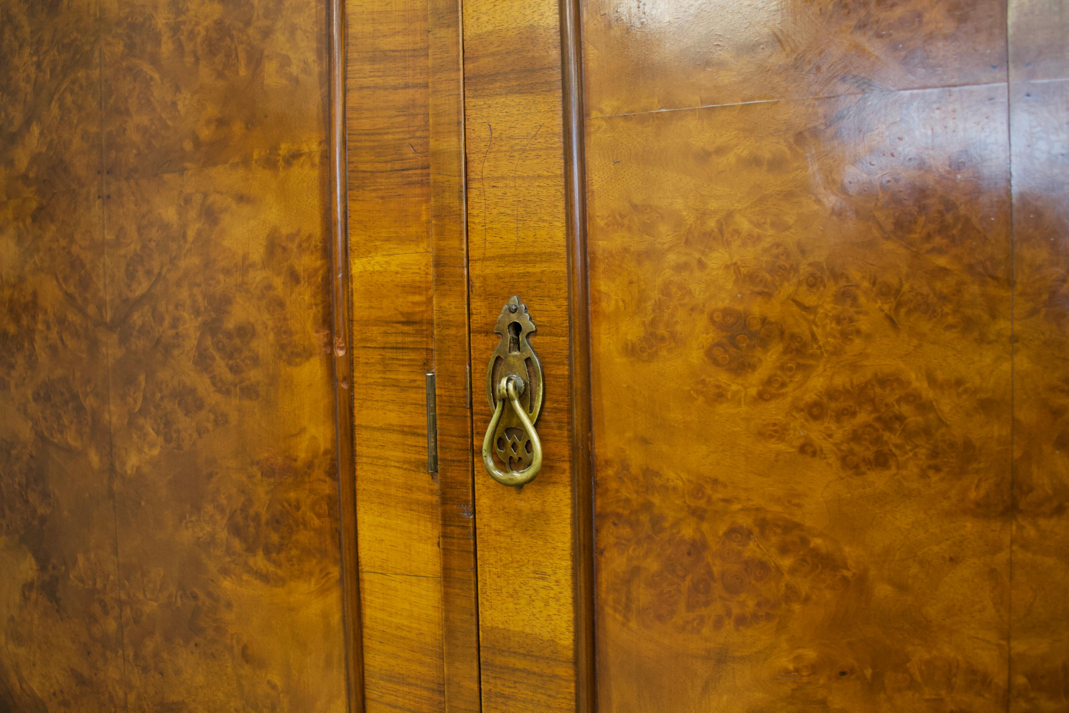 Inizio XX secolo Vintage British Burr Compactum Walnut Wardrobe, 1920s in vendita