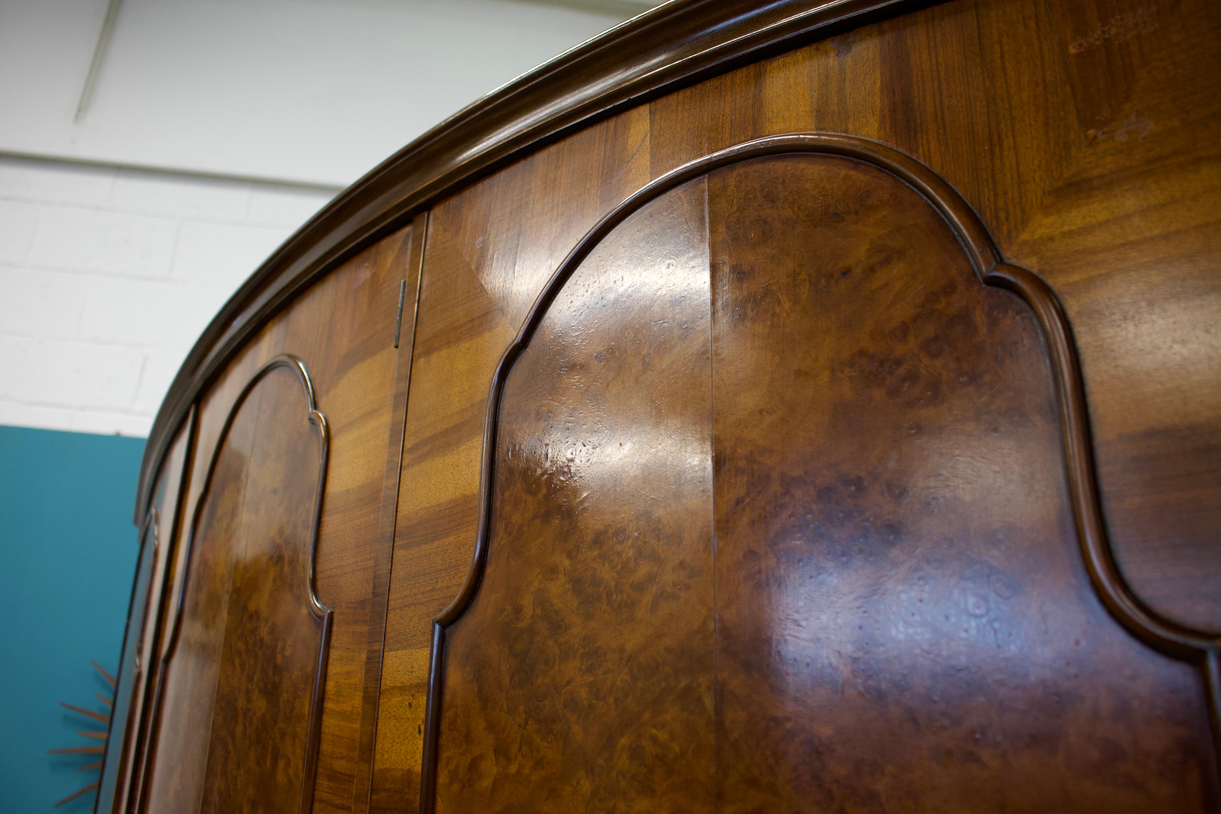 Legno Vintage British Burr Compactum Walnut Wardrobe, 1920s in vendita