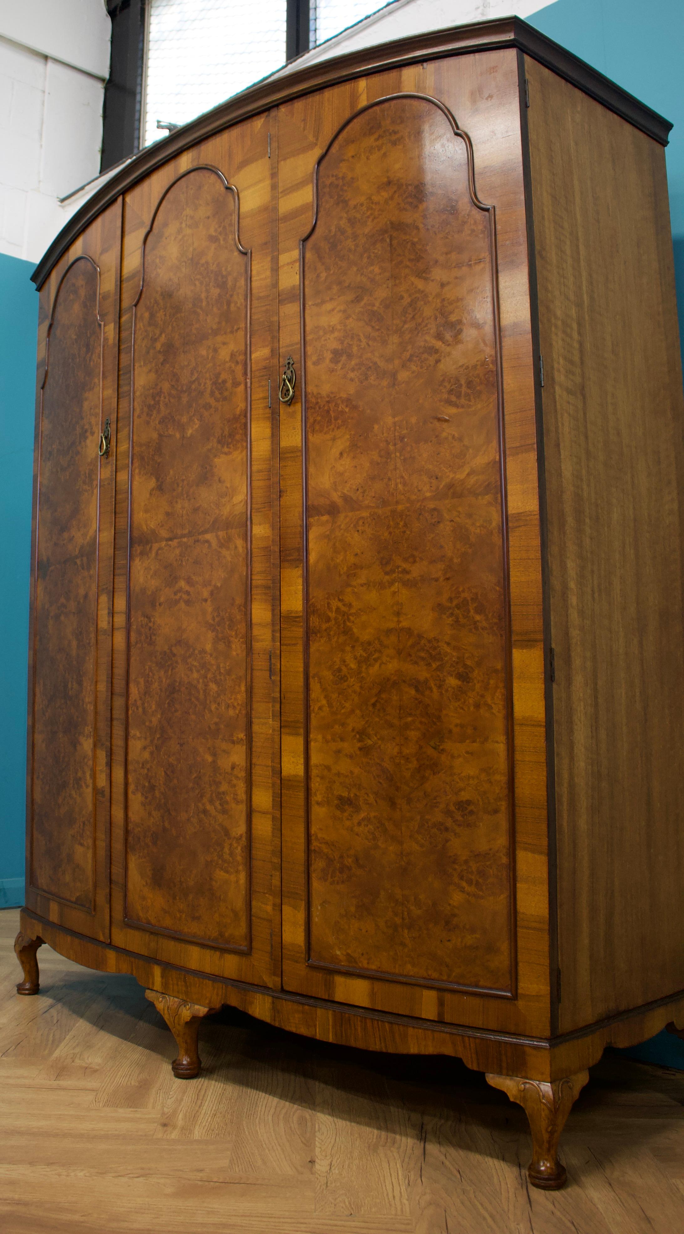 Vintage British Burr Compactum Walnut Wardrobe, 1920s in vendita 1