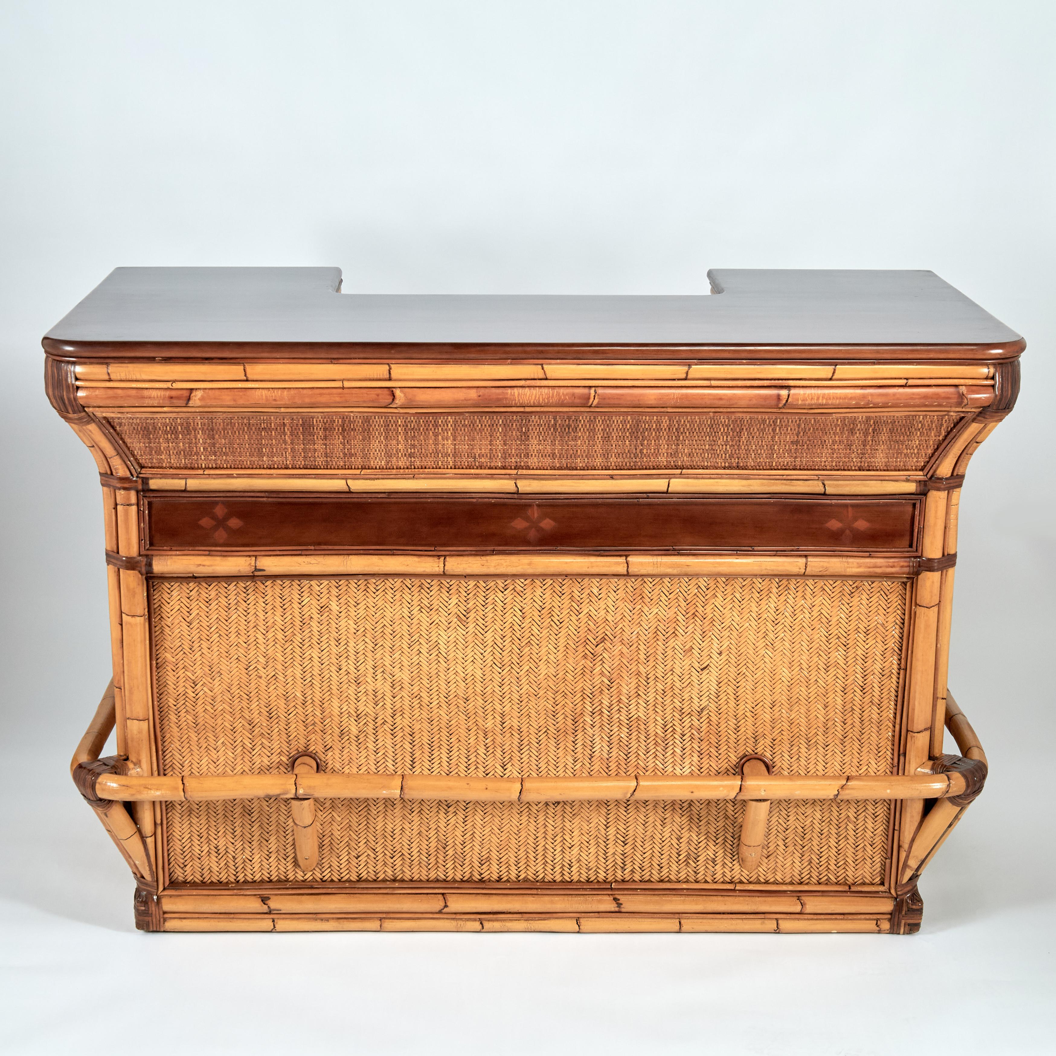 Barra de Servir Vintage de Bambú y Tela de Hierba de Estilo British Colonial Colonial británico en venta