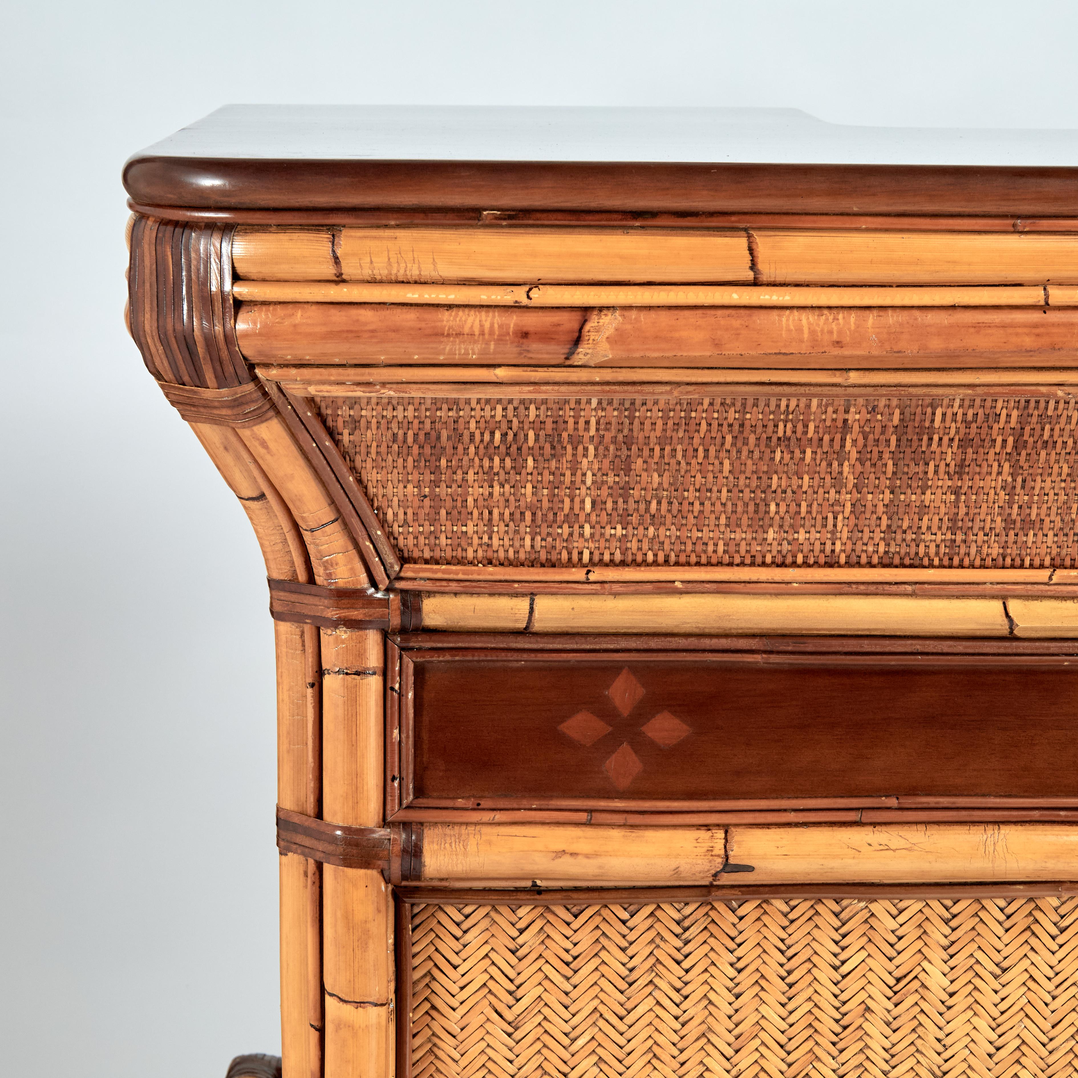 Barra de Servir Vintage de Bambú y Tela de Hierba de Estilo British Colonial Filipino en venta