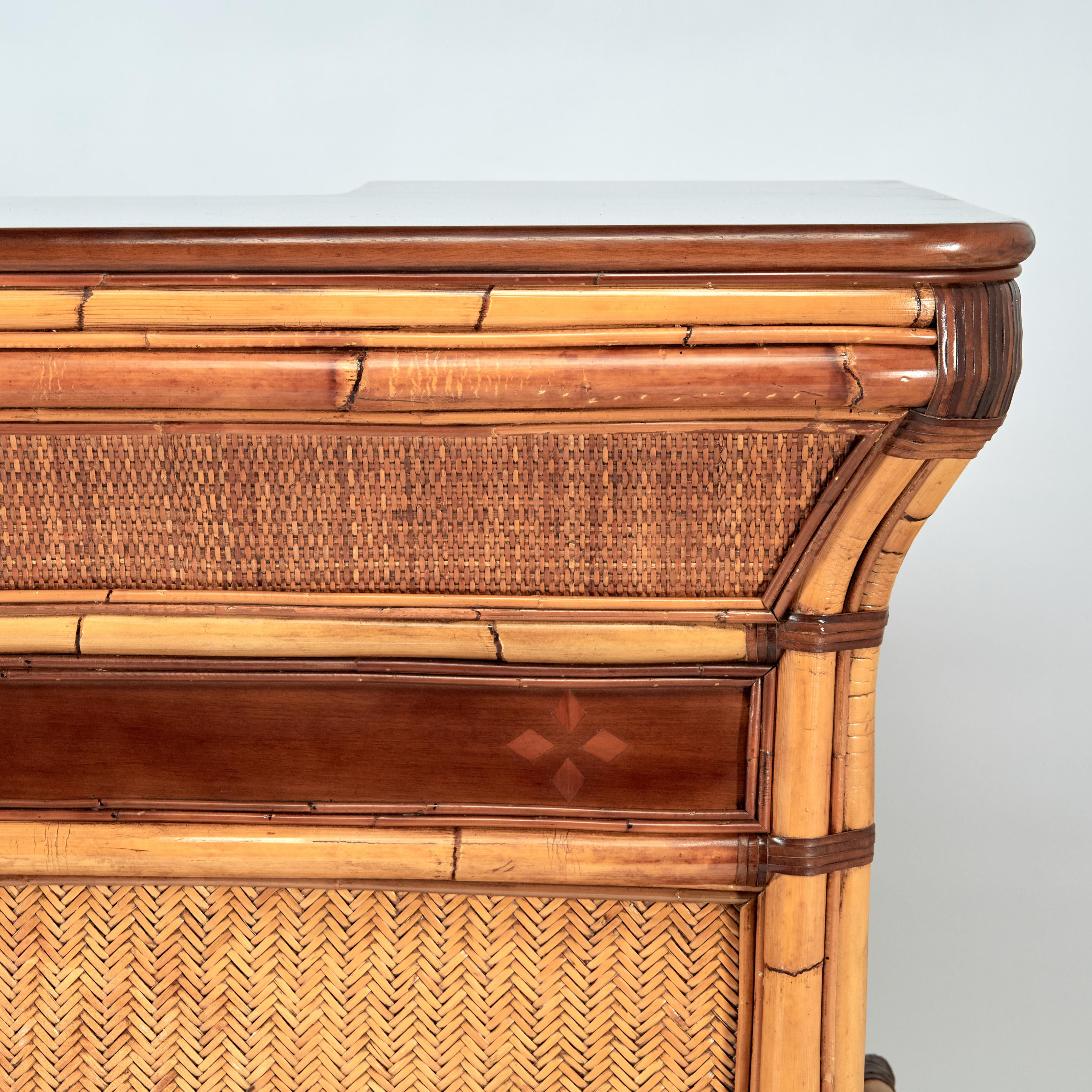 Barra de Servir Vintage de Bambú y Tela de Hierba de Estilo British Colonial Hecho a mano en venta