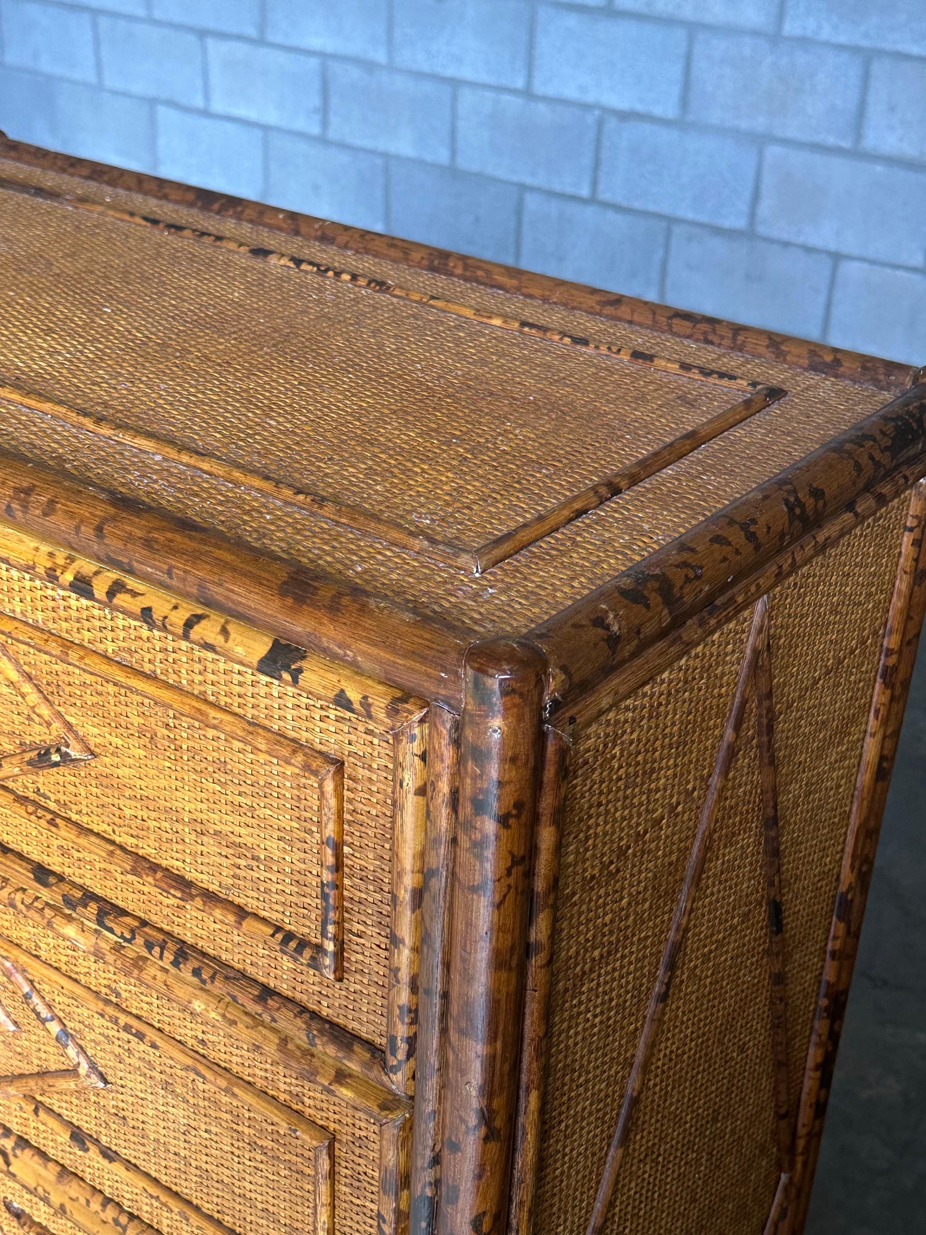 Cassapanca alta in bambù e rattan in stile British Colonial vintage in vendita 3