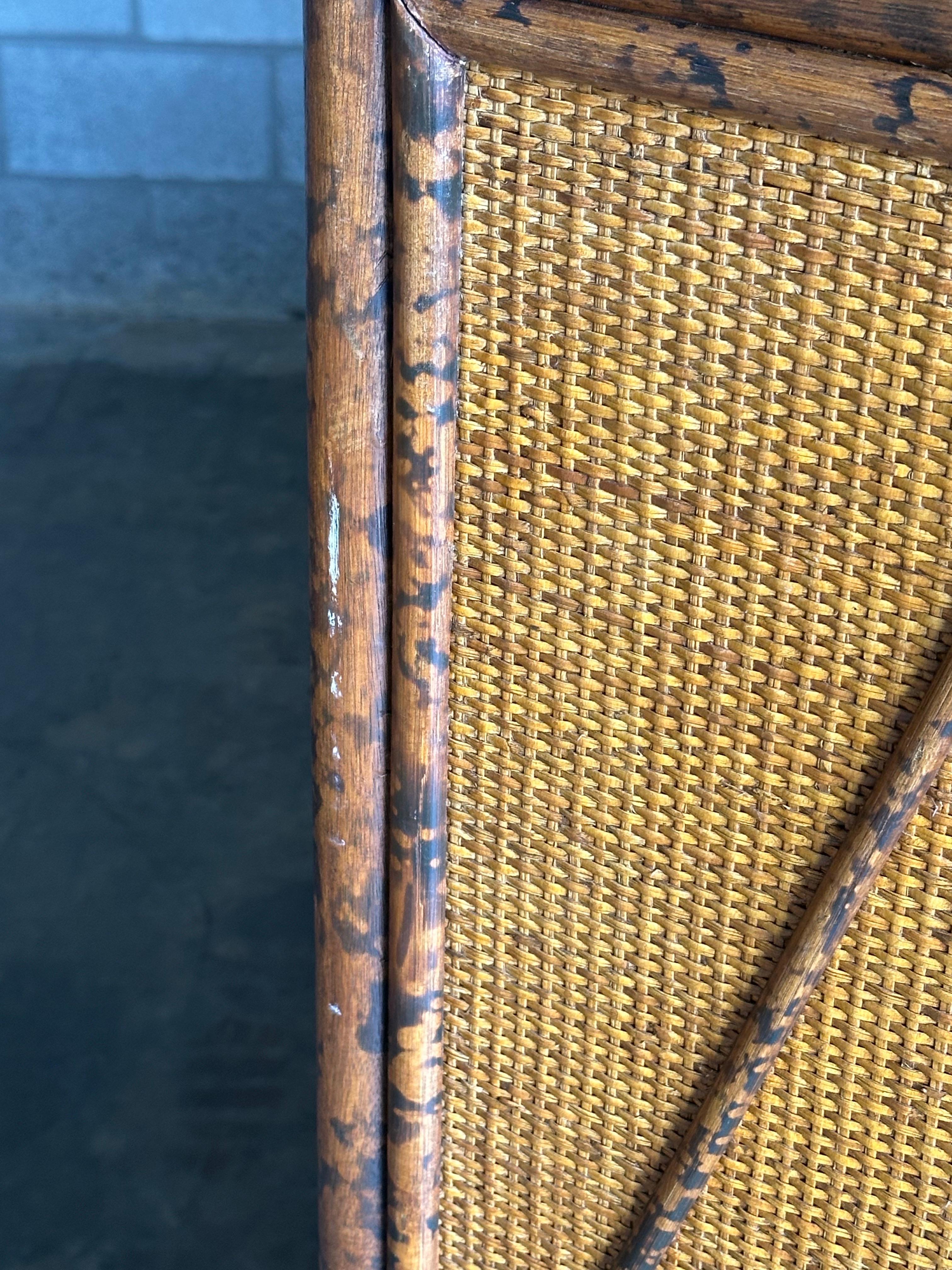 Cassapanca alta in bambù e rattan in stile British Colonial vintage in vendita 4
