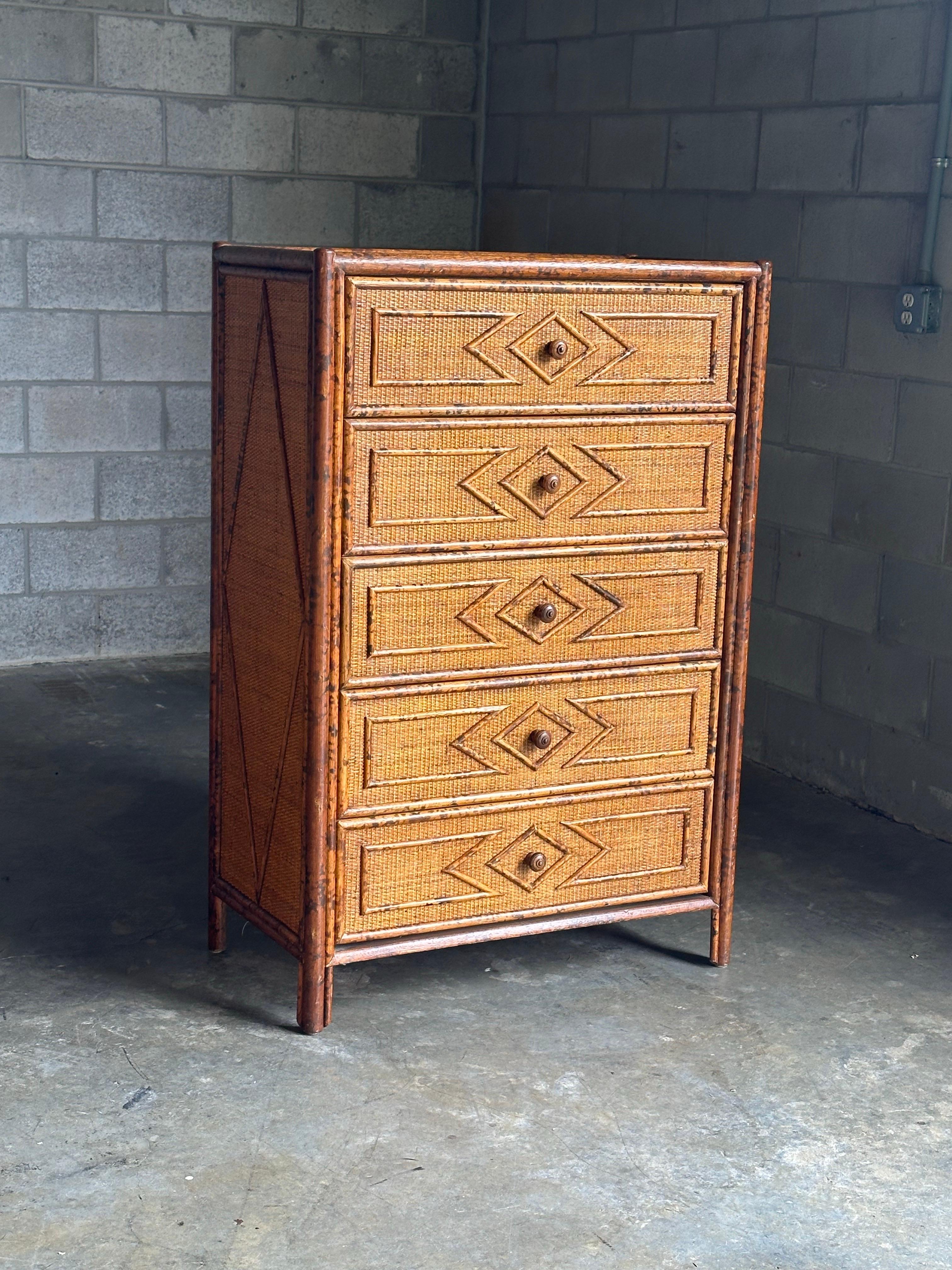 Coloniale britannico Cassapanca alta in bambù e rattan in stile British Colonial vintage in vendita