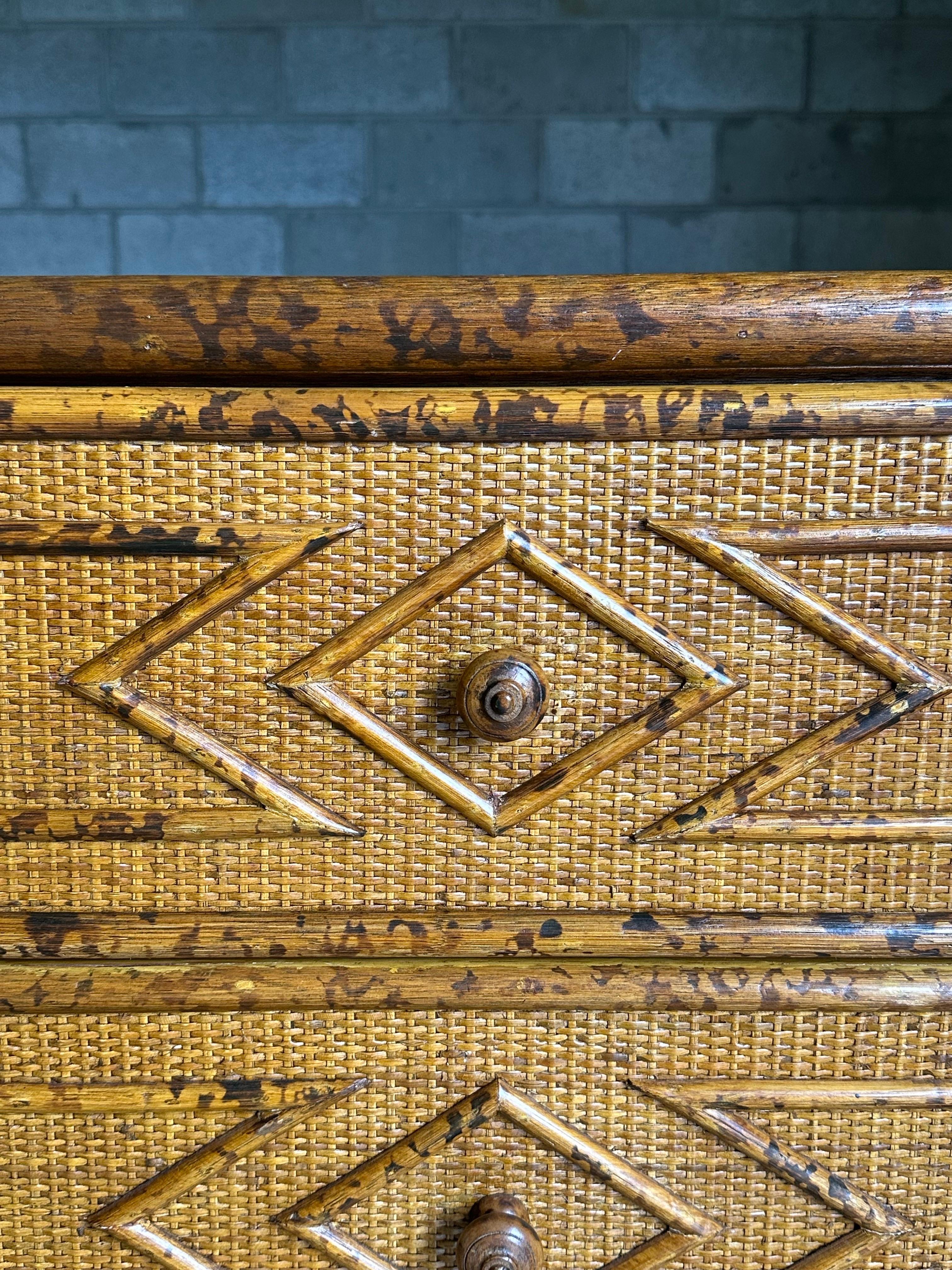 Cassapanca alta in bambù e rattan in stile British Colonial vintage in vendita 1