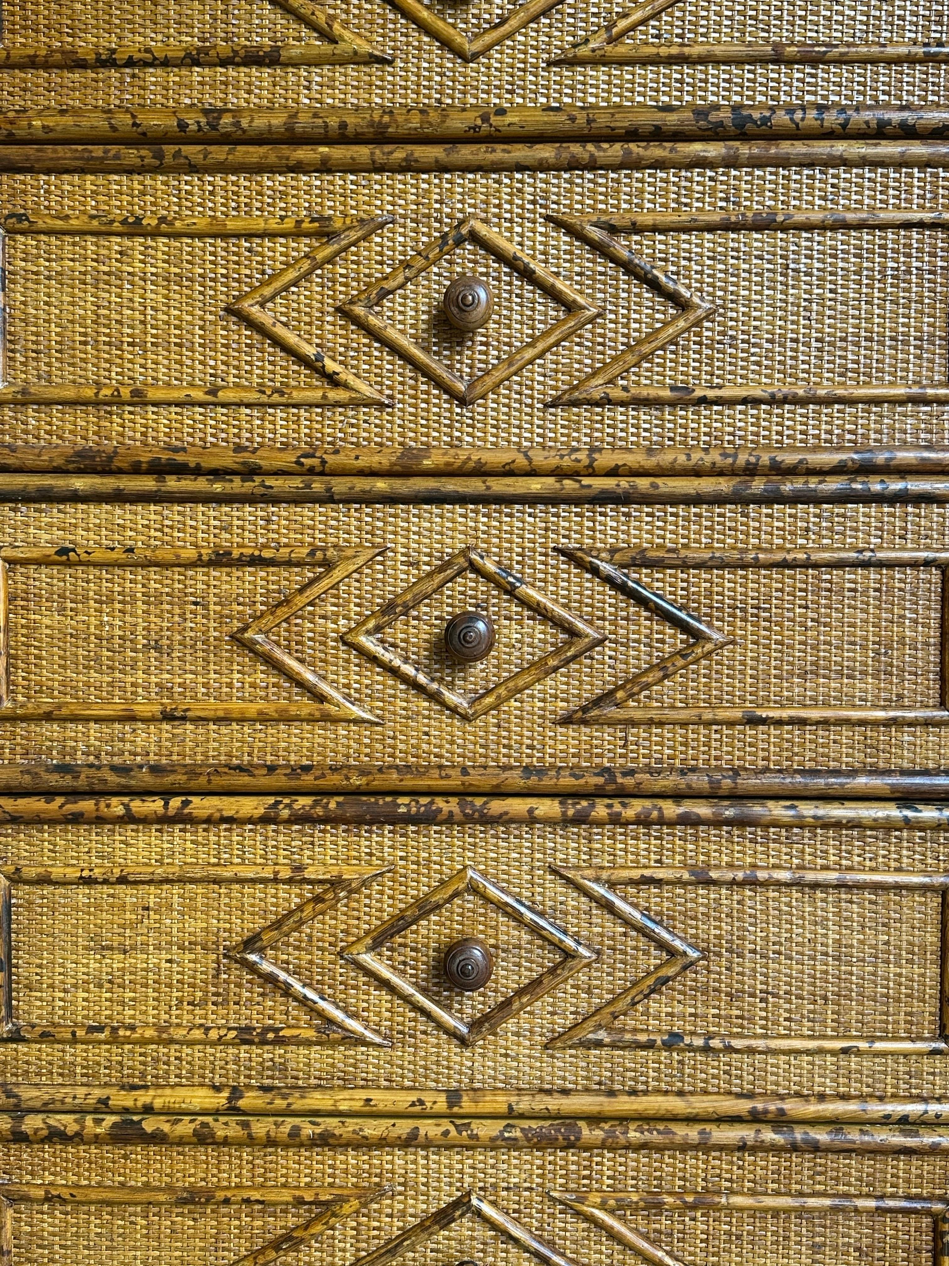 Cassapanca alta in bambù e rattan in stile British Colonial vintage in vendita 2