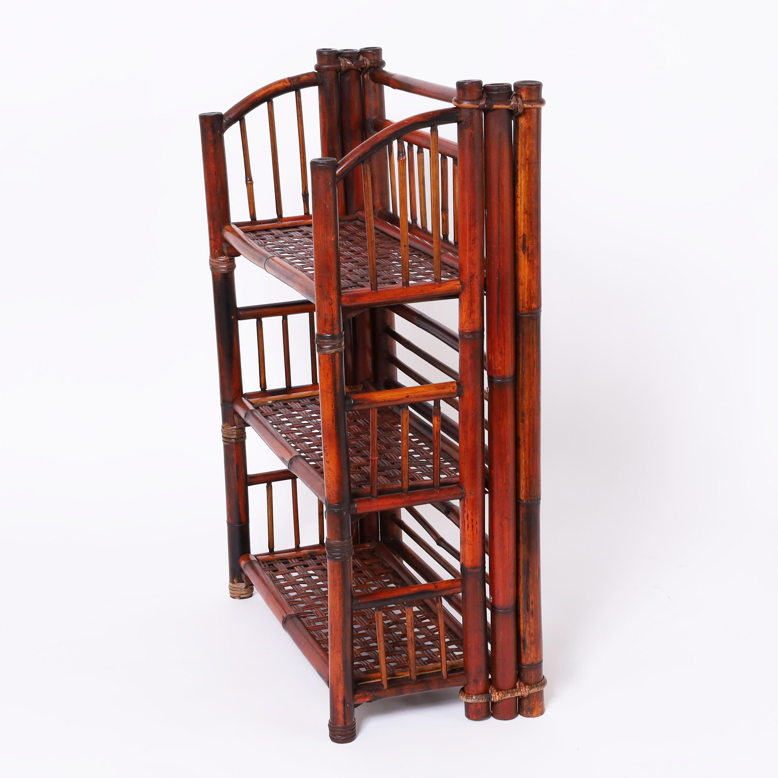 Coloniale britannico Etagere a tre livelli in bambù in stile British Colonial vintage Foldes in vendita