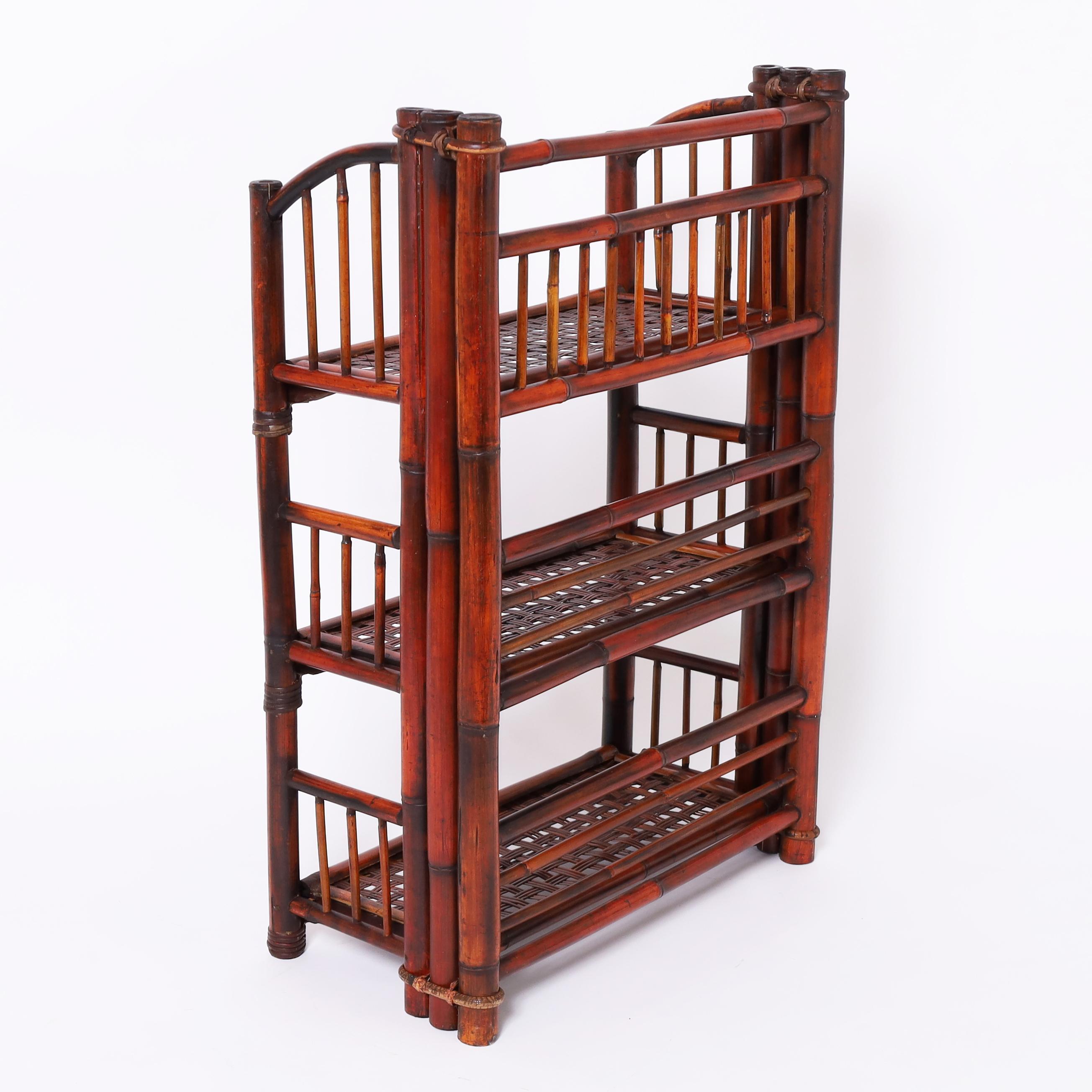 Filippino Etagere a tre livelli in bambù in stile British Colonial vintage Foldes in vendita