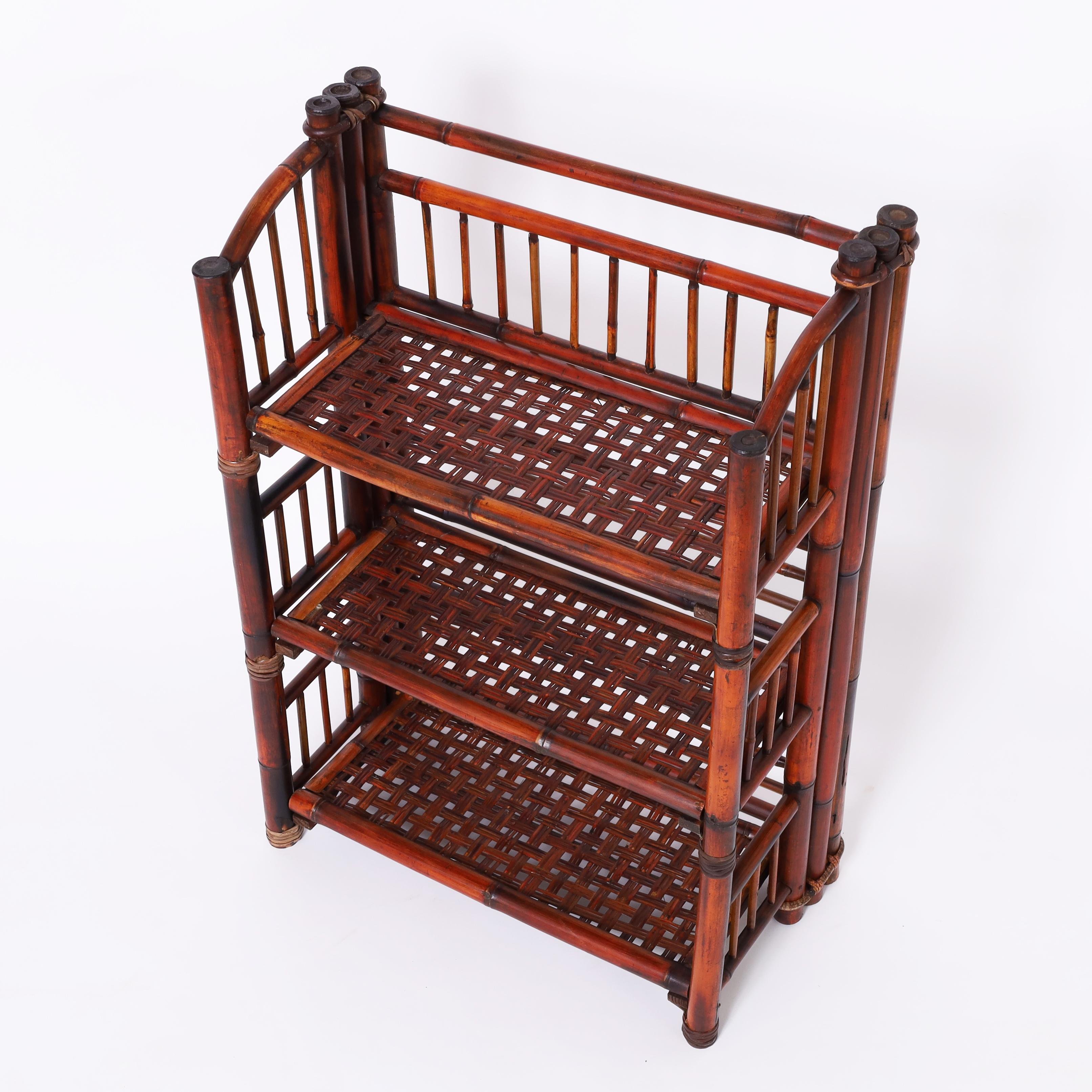 Etagere a tre livelli in bambù in stile British Colonial vintage Foldes In condizioni buone in vendita a Palm Beach, FL