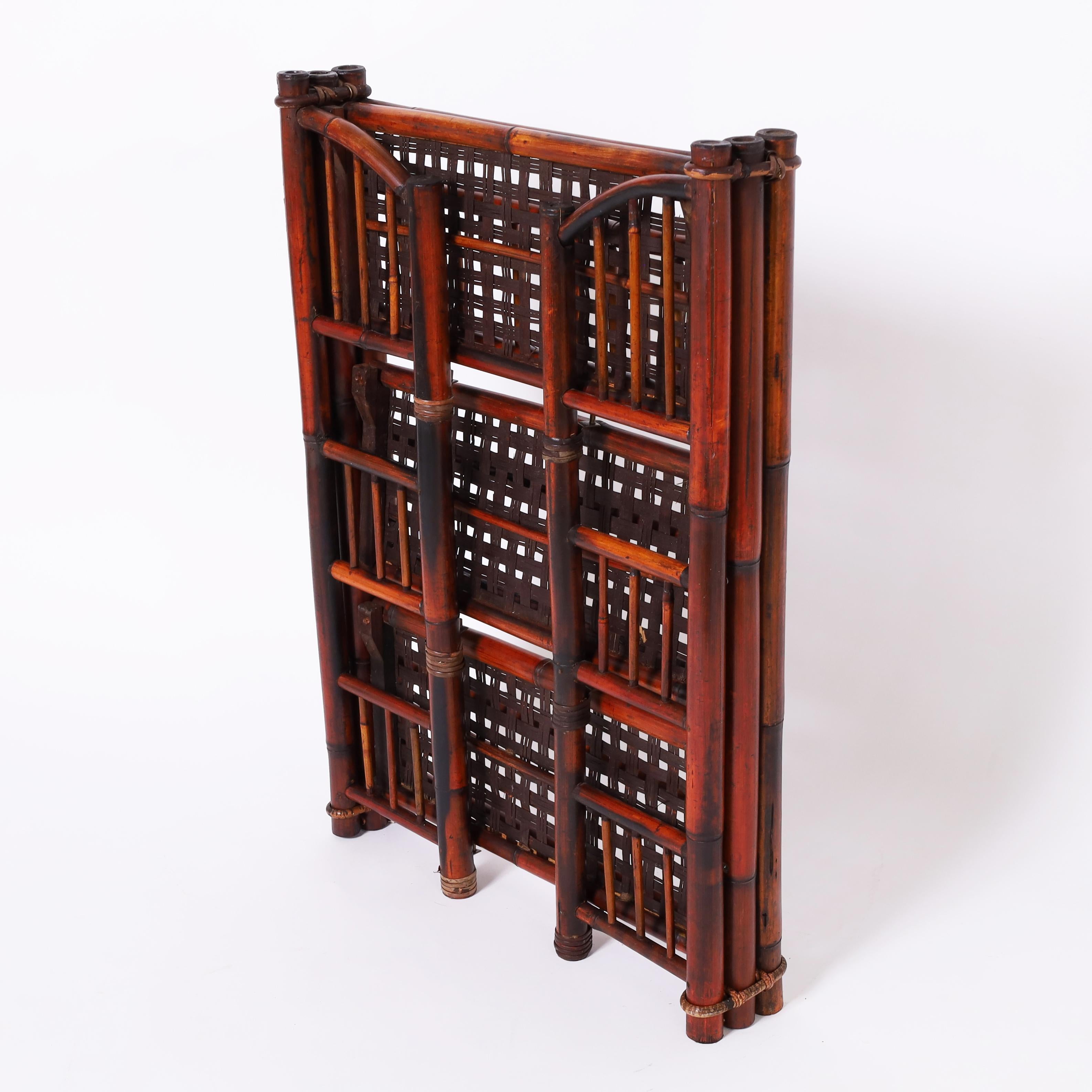 Etagere a tre livelli in bambù in stile British Colonial vintage Foldes in vendita 1