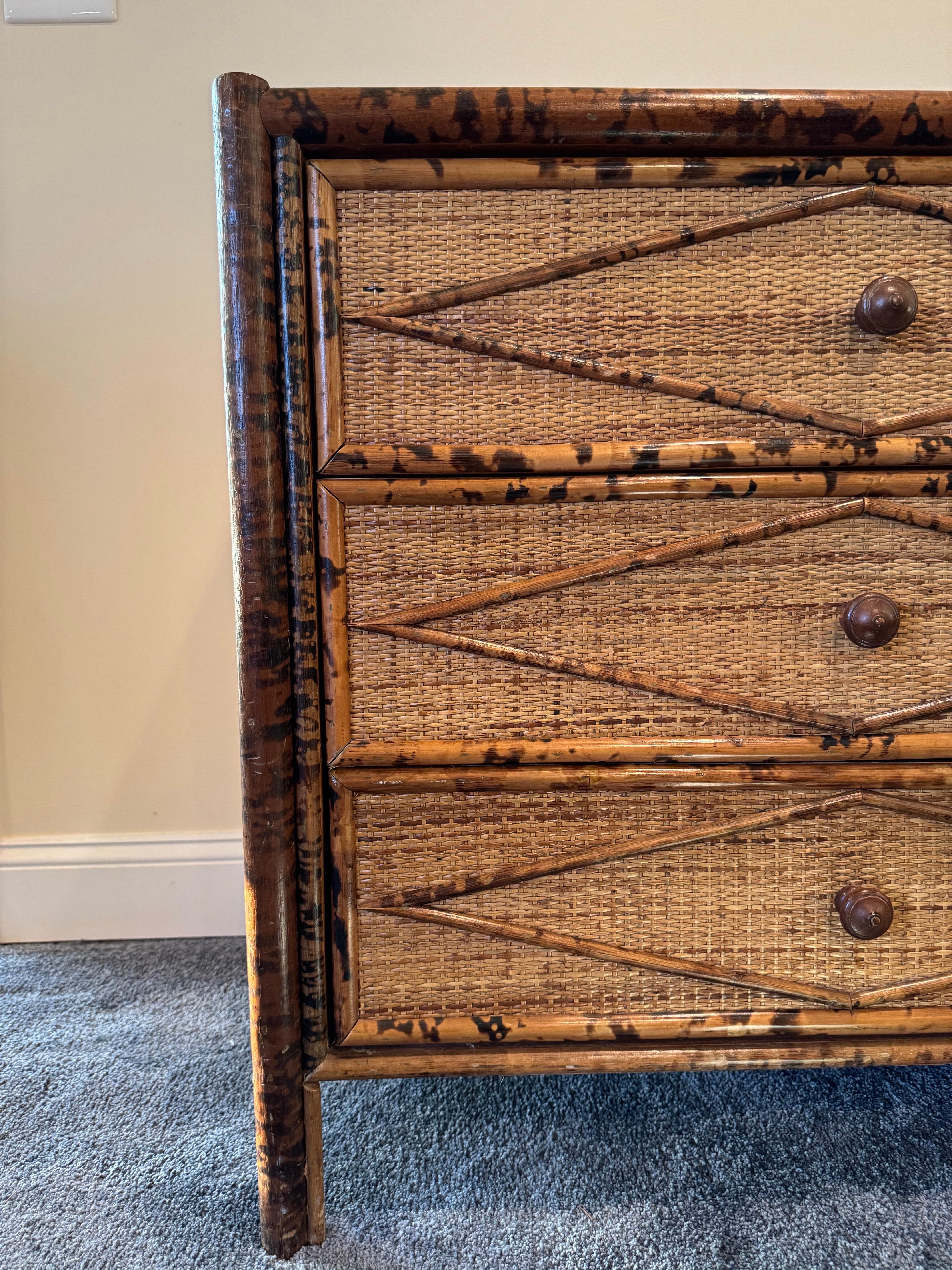 Comò Lowboy in stile British Colonial in bambù bruciato e rattan, vintage in vendita 5
