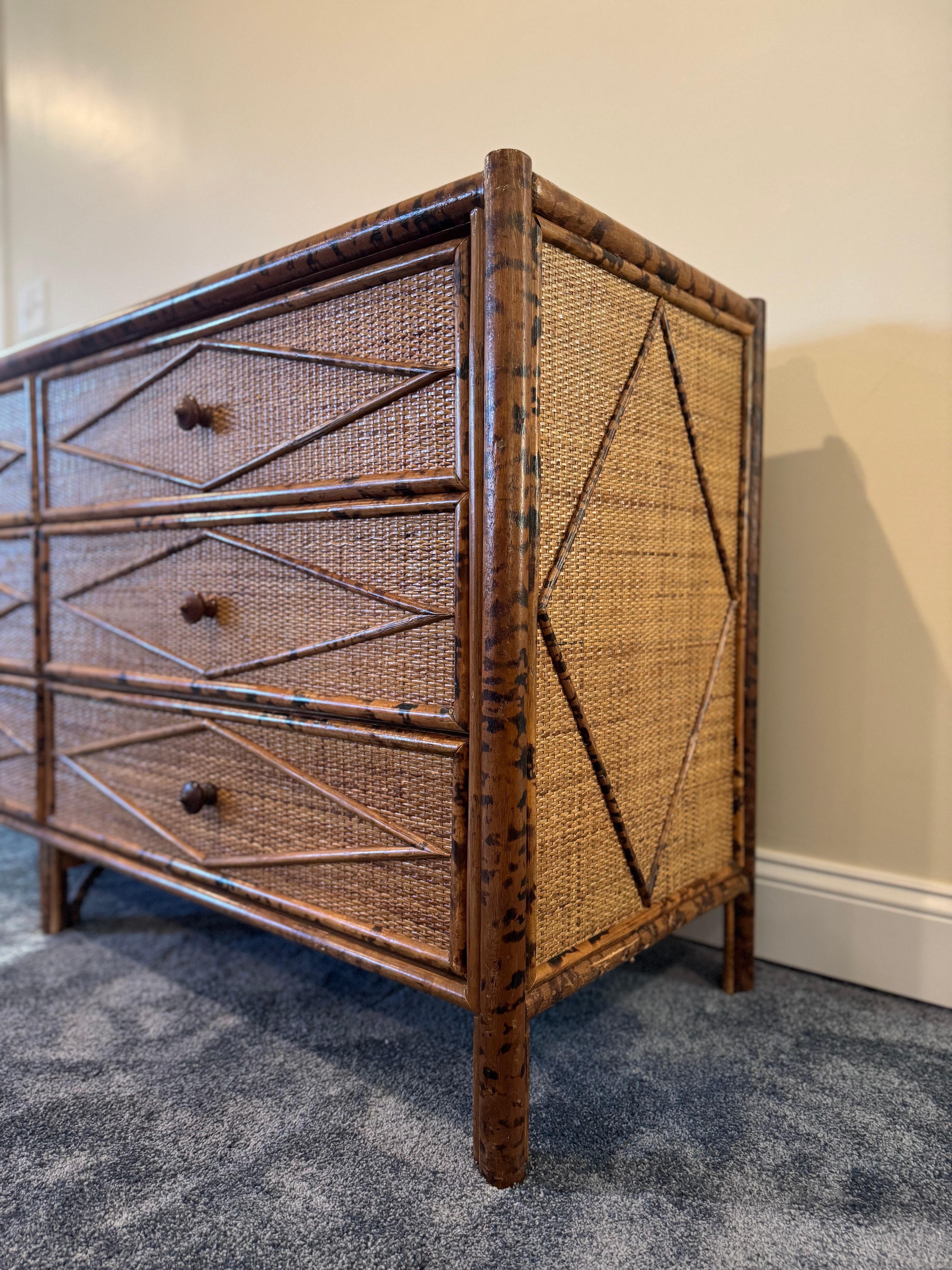 Comò Lowboy in stile British Colonial in bambù bruciato e rattan, vintage in vendita 6